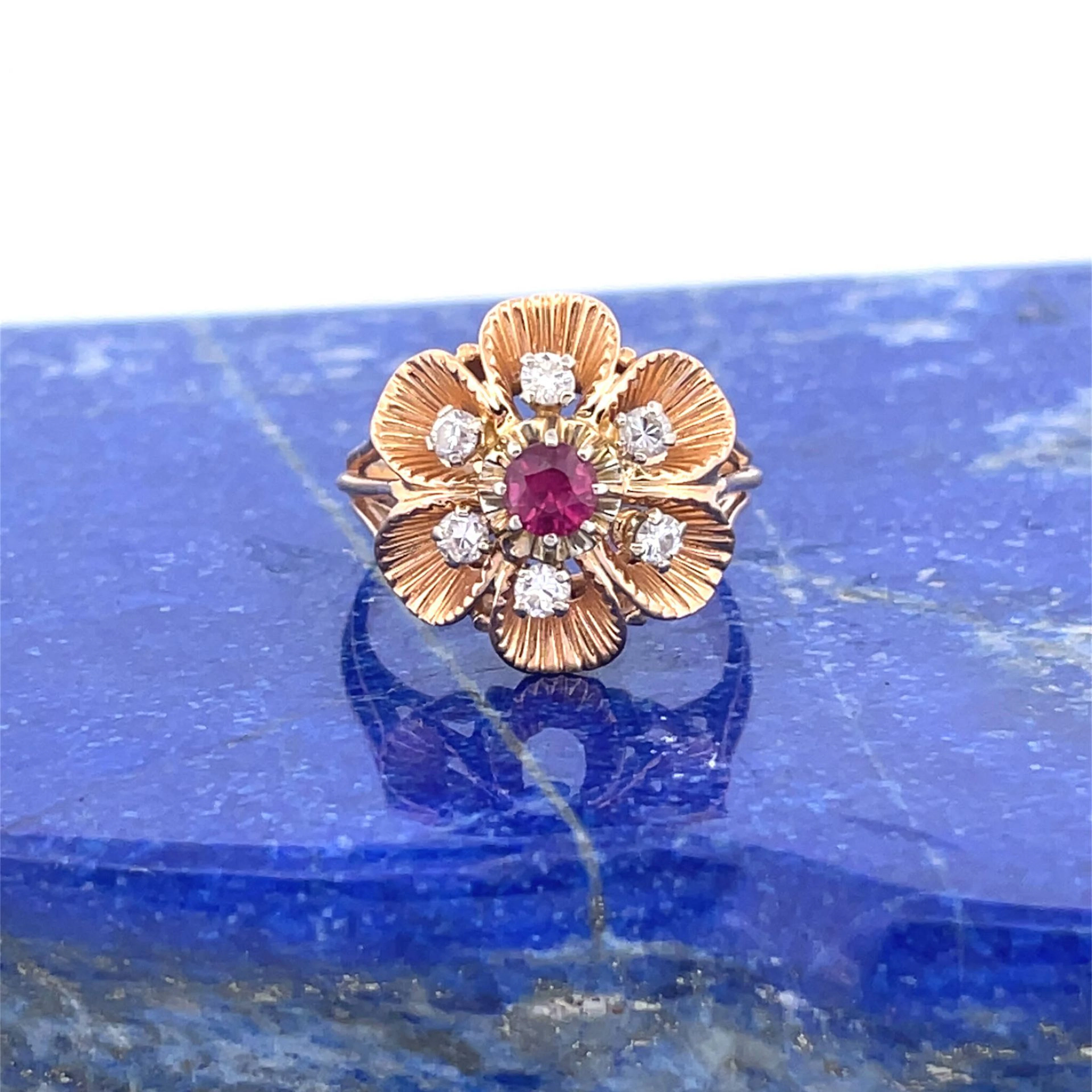 Openwork yellow gold (750) "flower" ring, guilloché with rad - Lot 336