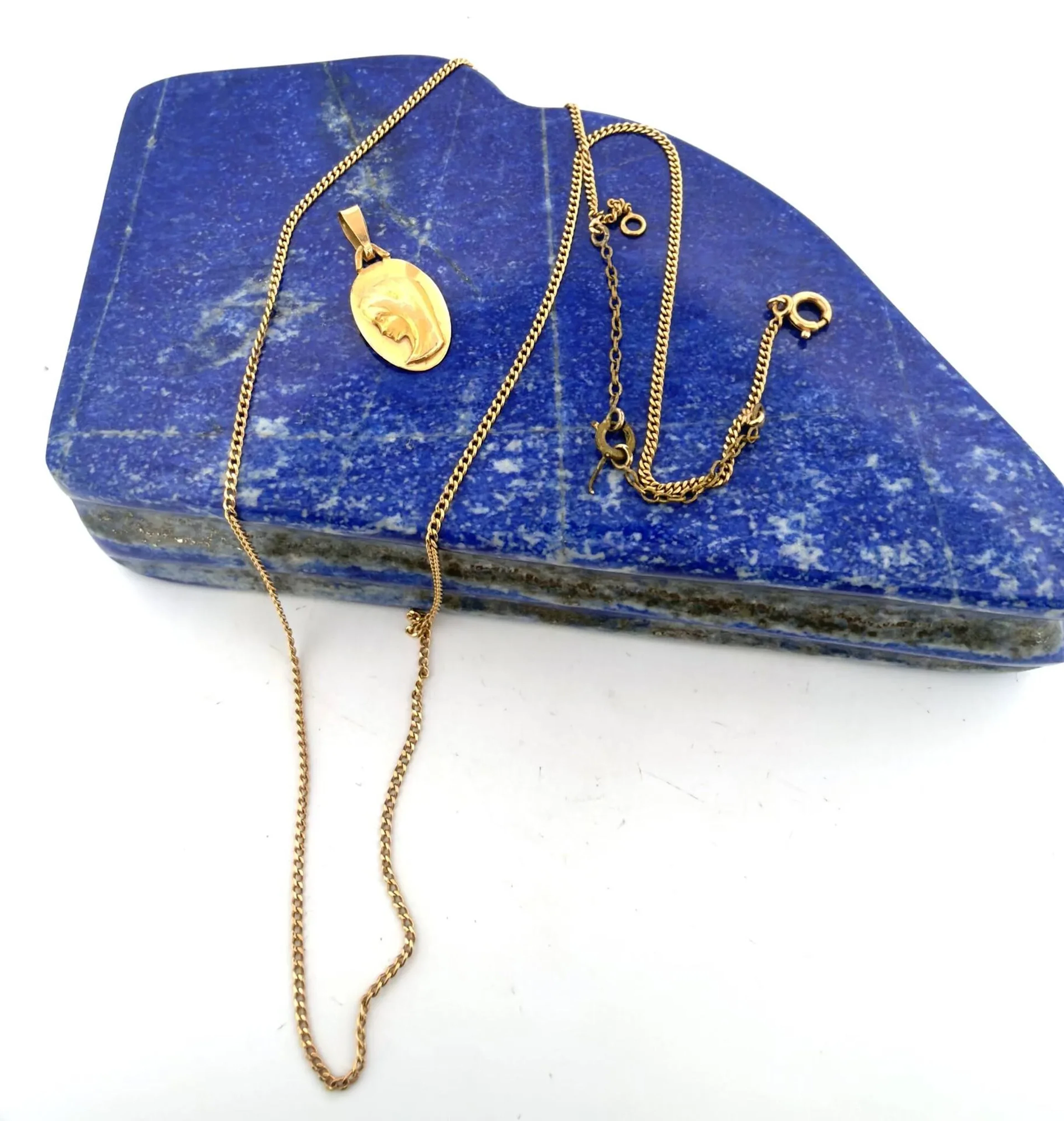 Medallion pendant with a yellow gold (750) chain. - Lot 73