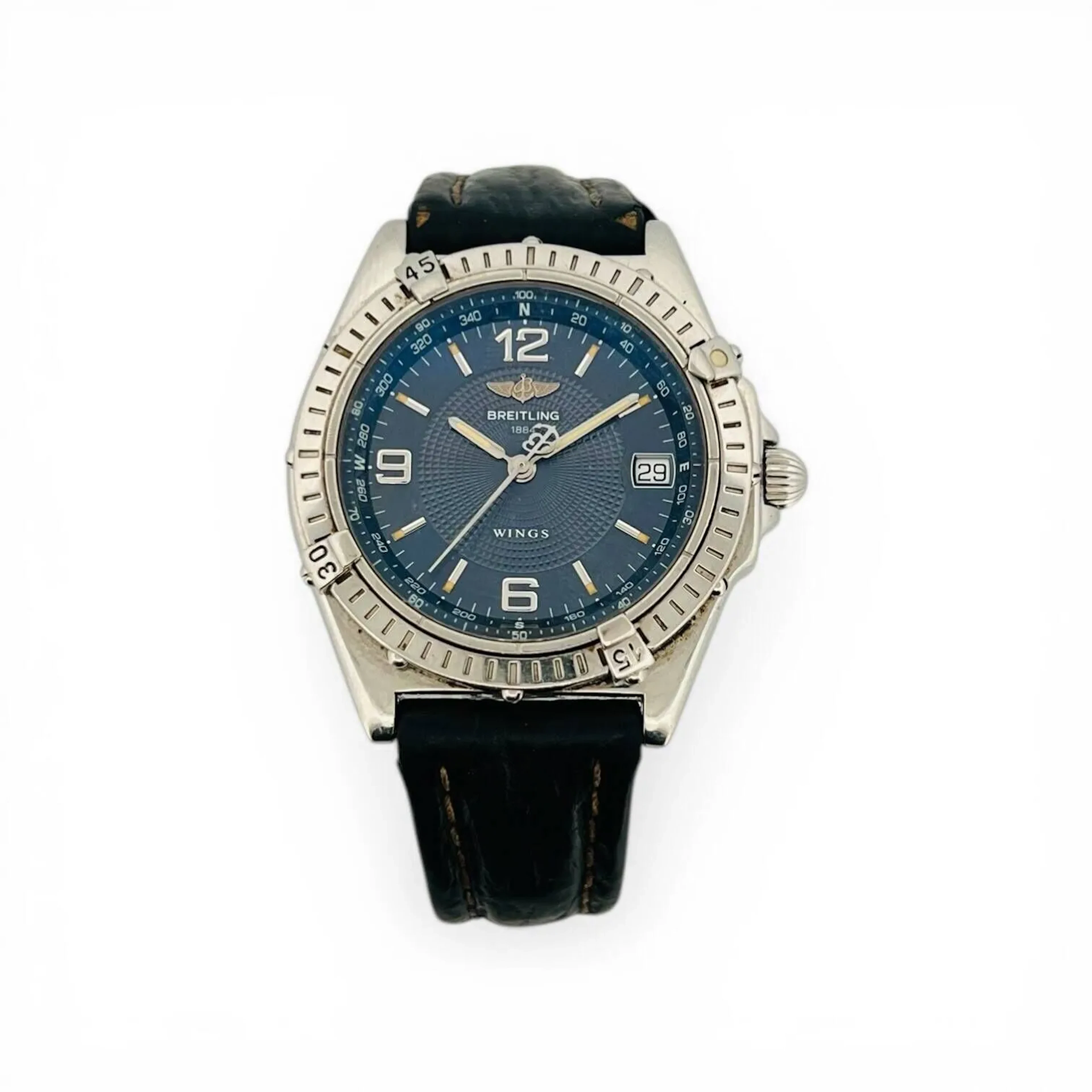 BREITLING WINGS Montre bracelet en acier, cadran gris mat et décoré guilloché, index des heures en appliques bâtons argentées luminescentes, seconde centrale, aiguilles argentées, date à trois heures. Rehaut avec repères de boussole. Lunette tournante bidirectionnelle en acier à quatre cavaliers. Fond vissé en acier signé Breitling, référence A10050, numéroté 0565. Mouvement automatique signé Breitling. Bracelet en cuir, boucle déployante en acier signée Breitling. Montre fonctionnelle lors de l’expertise, sans garantie de fonctionnement futur et d’état des pièces. Rayures au boitier, bracelet en mauvais état. Vers 2000 Diamètre 37 mm