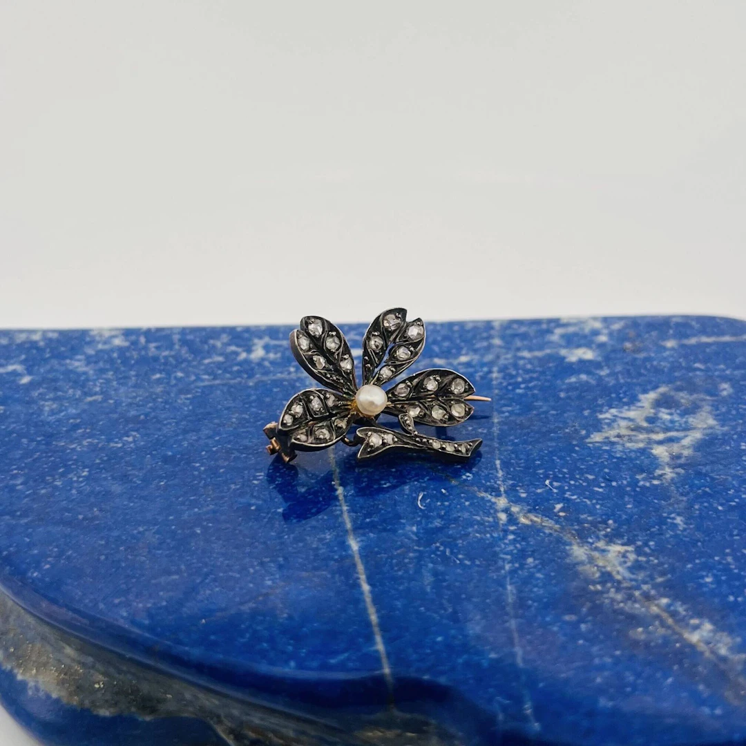 "Flower" brooch in yellow gold (750) and silver (min. 800), - Lot 345