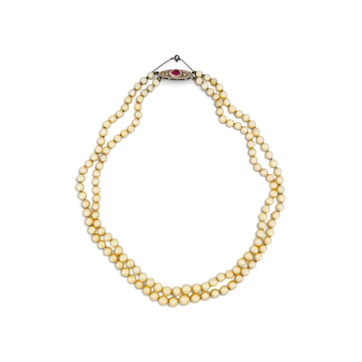 Double-row necklace of cultured pearls. The oval-shaped clas - Lot 221