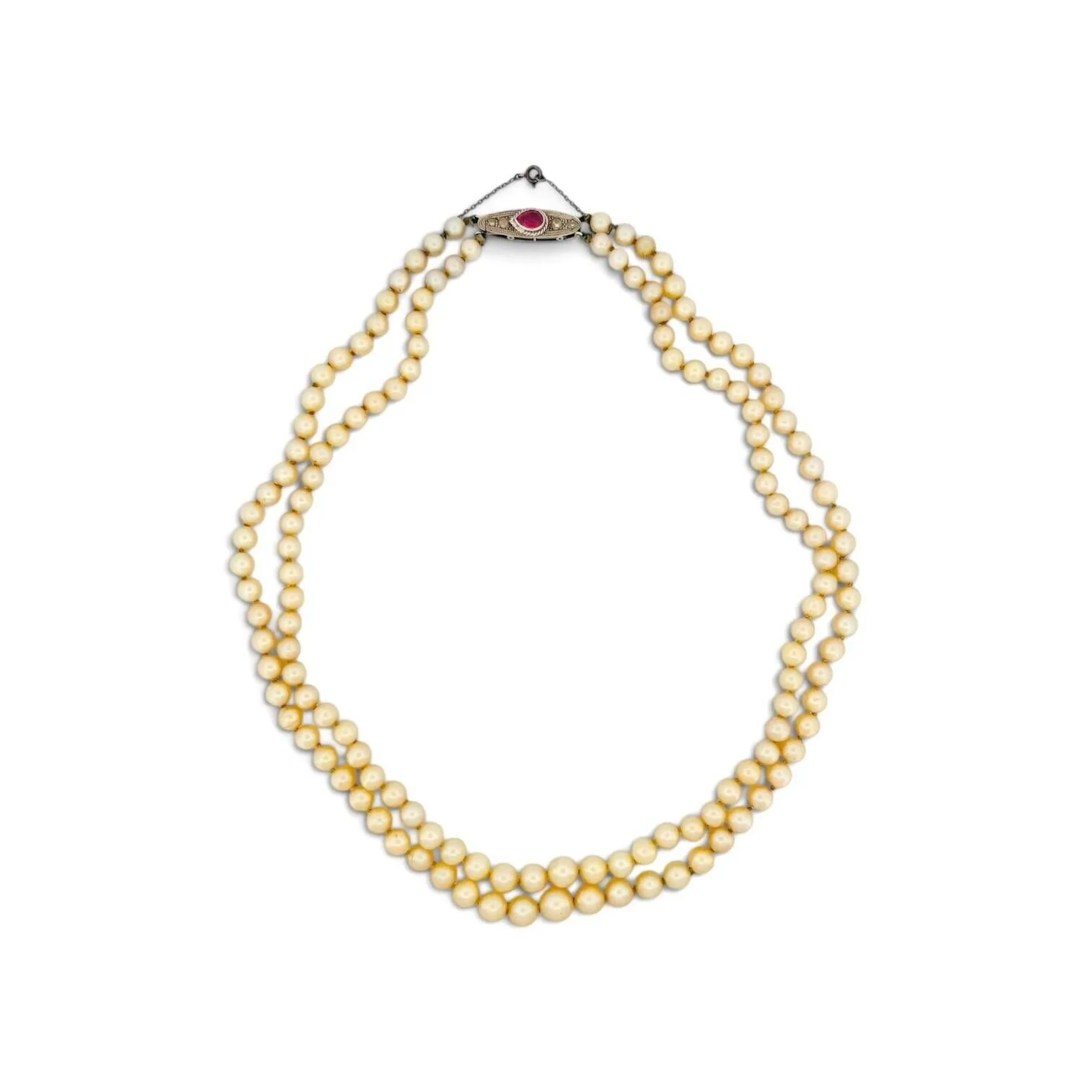 Collier à double rangs de perles de culture en chute. Le fermoir de forme ovale en or gris 18K (750) serti d'un saphir rose poire épaulé de diamants de taille ancienne (chocs et petits manques). Tour de cou : 52.5 à 56 cm - Poids brut :79.23 g.