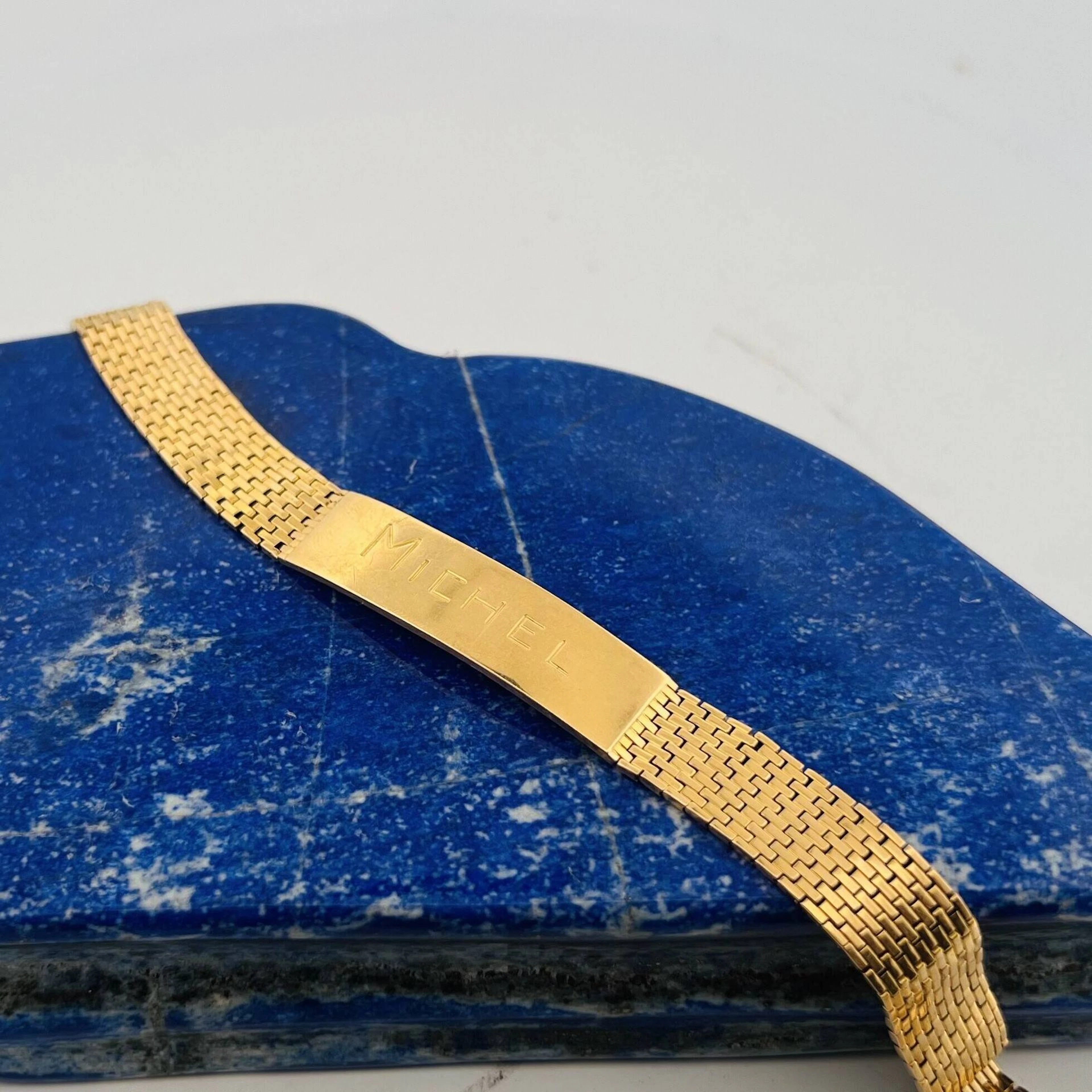 Yellow gold (750) flat-link curb chain bracelet, featuring a - Lot 185
