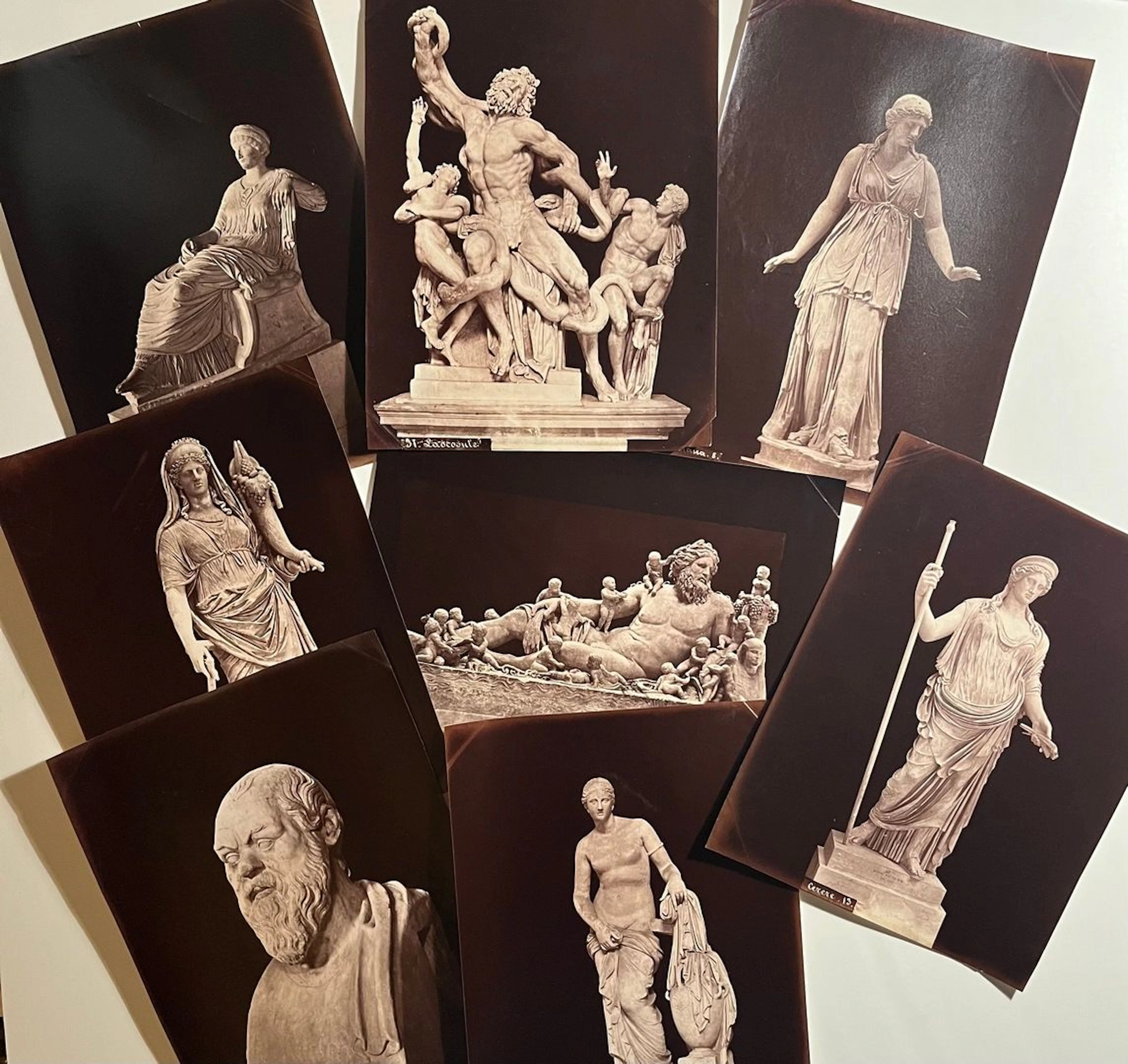 Archéologie Sculpture Antique Italie : Statue de Diana, Statue du Nil, Agrippine, Cerere (Déesse des moissons), Laocoon, statue de Vénus (de Praxitèle), buste de Socrate, la déesse “Fortuna”... c. 1880 8 tirages albuminés, numérotés et légendés dans l’image pour la plupart 25 x 18 cm Traces de pliure dans les coins