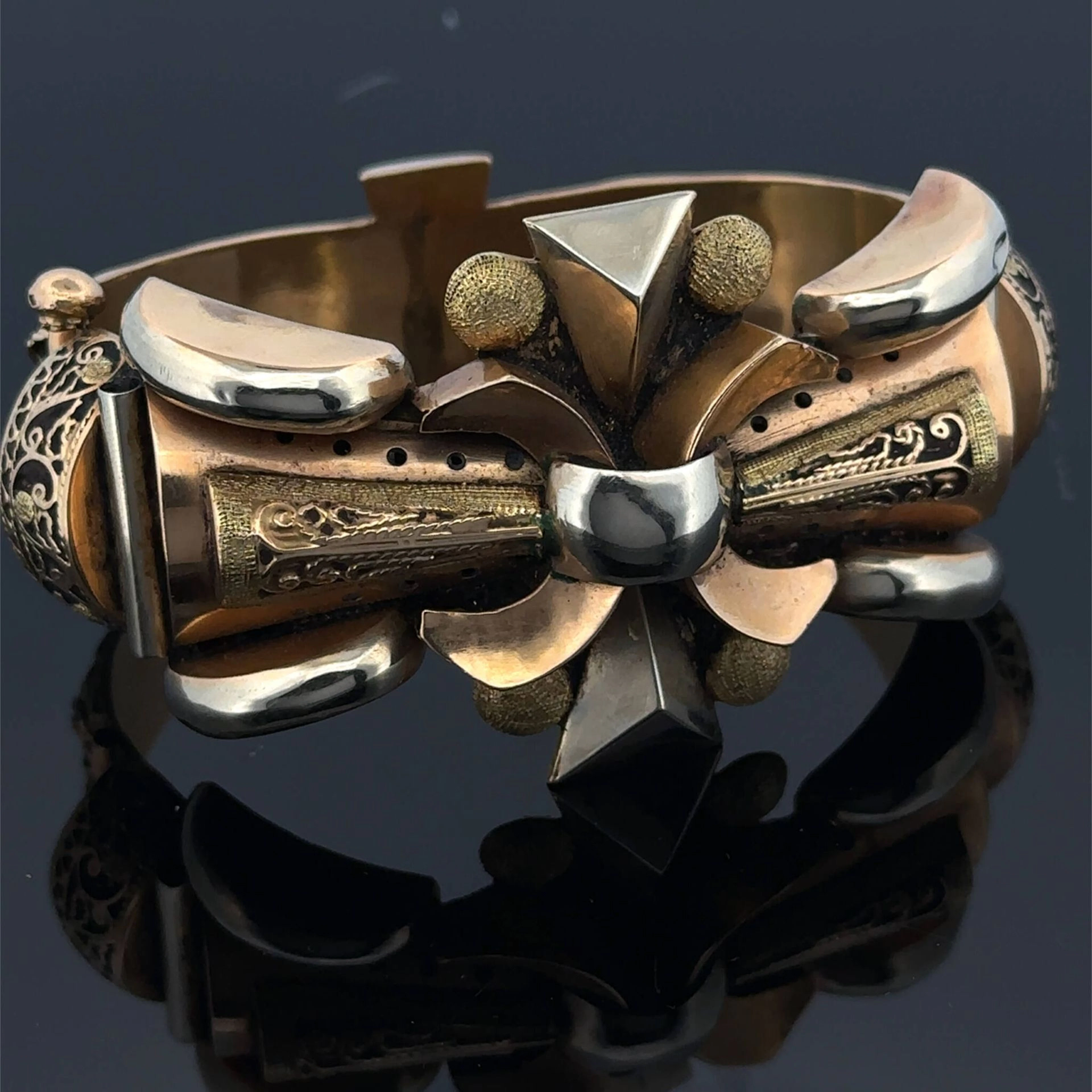 Rigid "bow" cuff bracelet with an opening clasp, made of thr - Lot 187