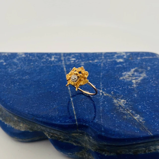 "Grotesque Mask" ring in yellow gold (750) set with an old-c - Lot 274