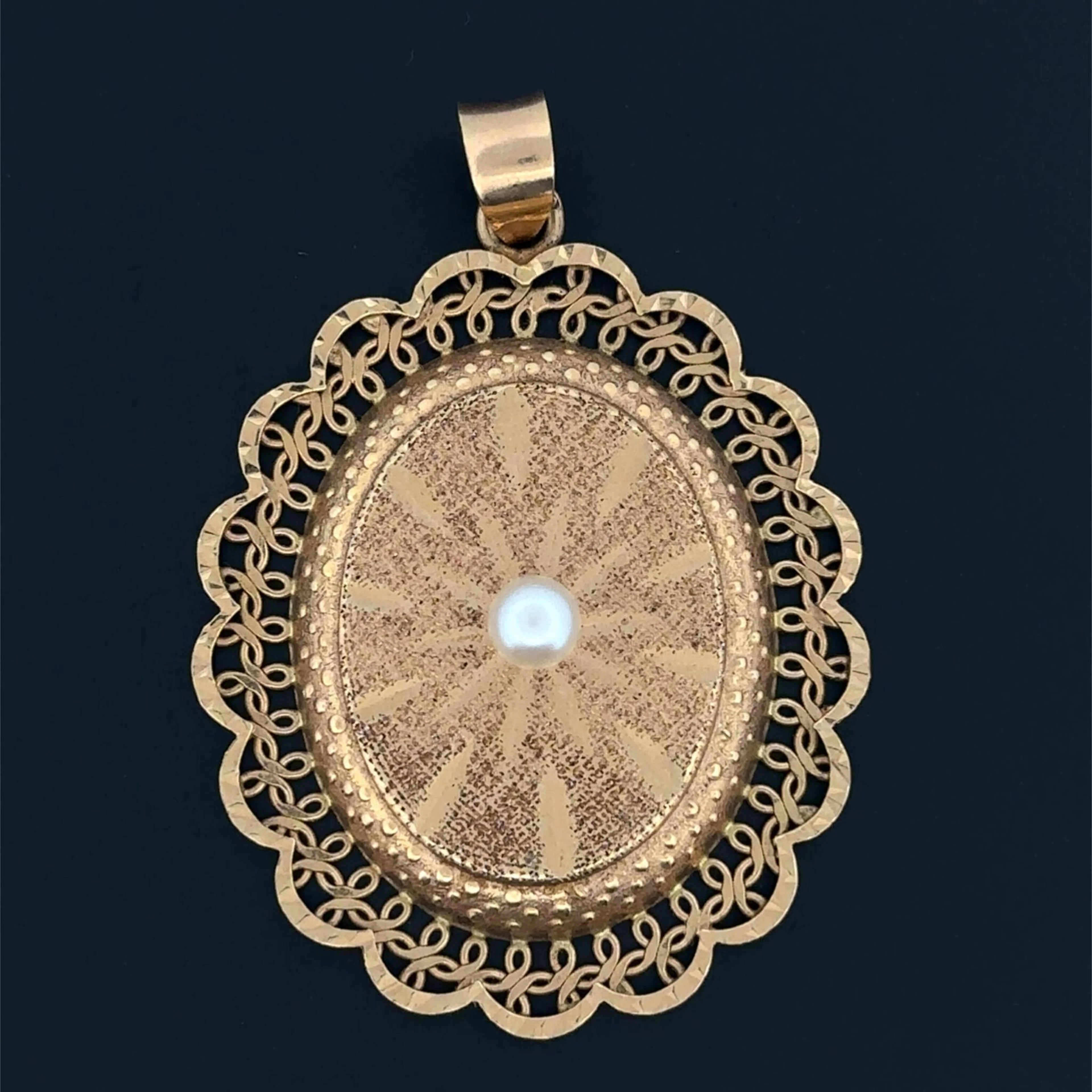 A large yellow gold (750) pendant, openwork, chiseled, and g - Lot 260