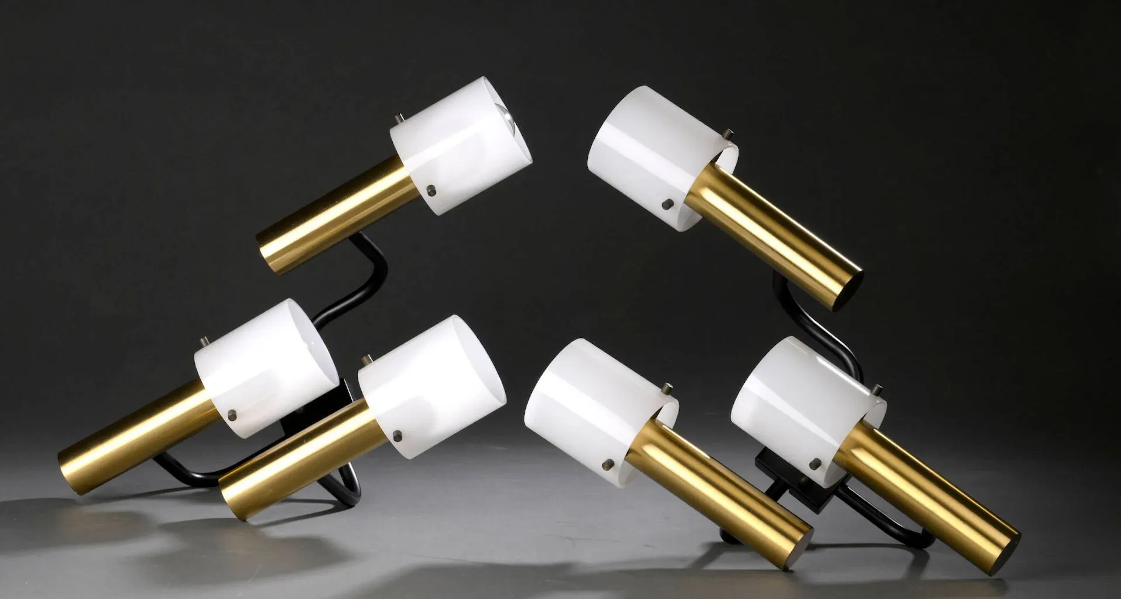 JEAN BORIS LACROIX (1902 - 1984) Paire d’appliques trois bras, circa 1960, à diffuseurs cylindriques en perspex disposés sur des futs en laiton et reposant sur une structure tubulaire en métal laqué noir. H. : 44 cm. - L. : 28 cm. Edition Luminalite