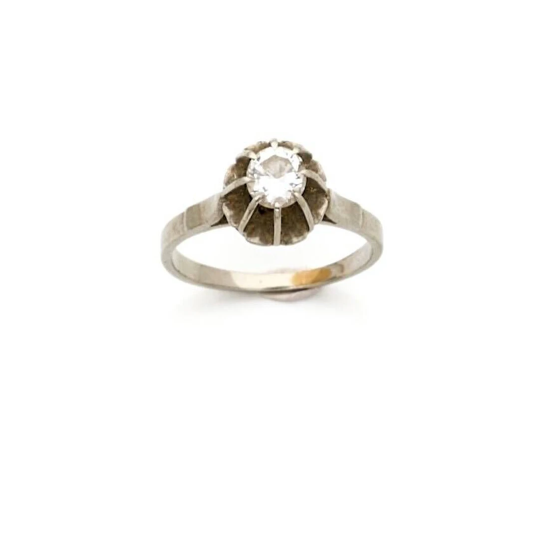Solitaire ring in 18k (750th) white gold, set with a brillia - Lot 181