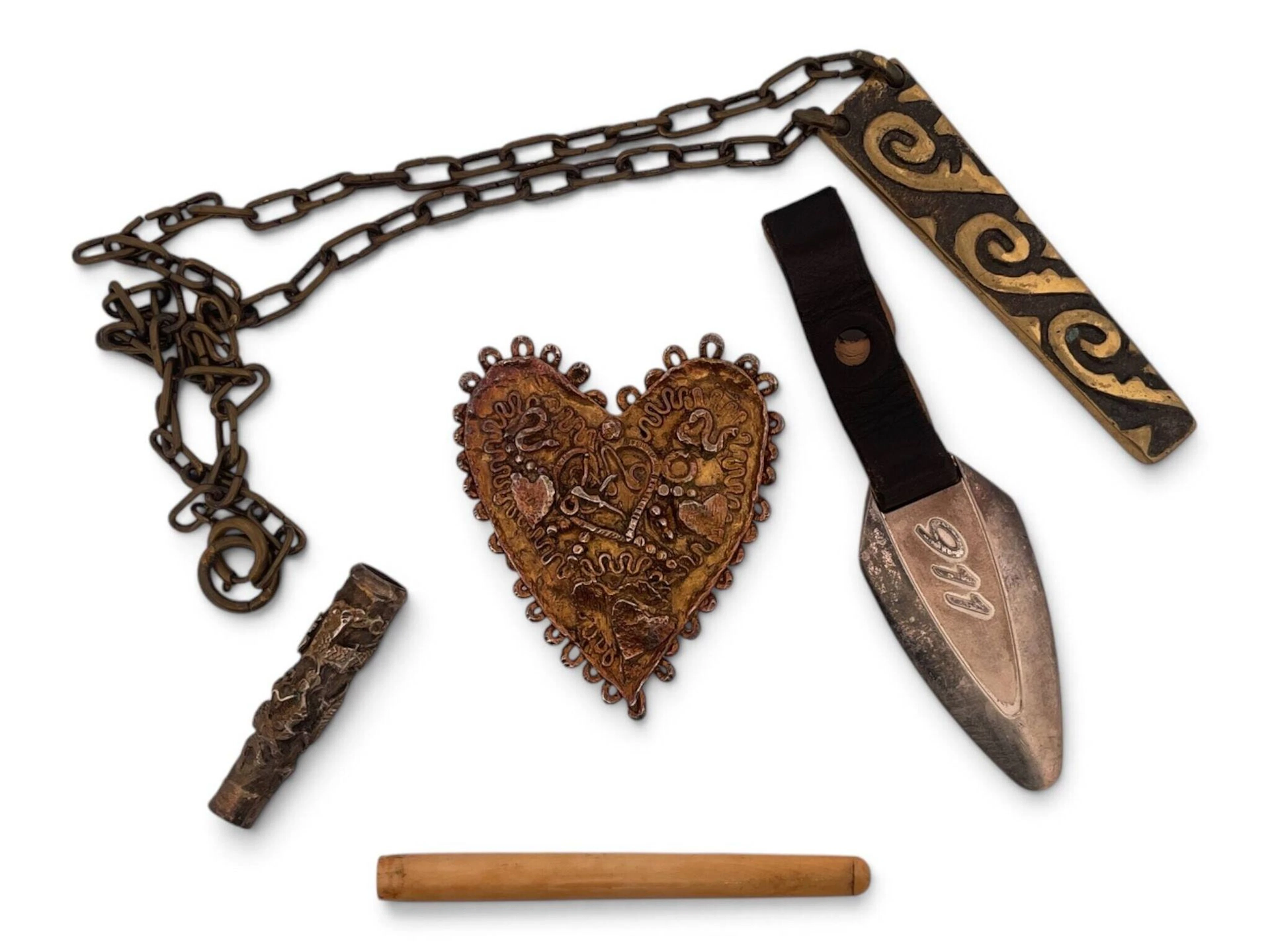 A collection of miscellaneous items including a metal heart- - Lot 92