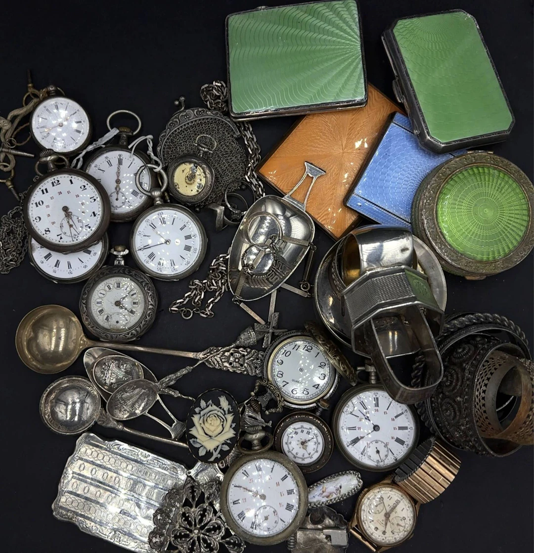A large collection of odds and ends, including pocket watche - Lot 104