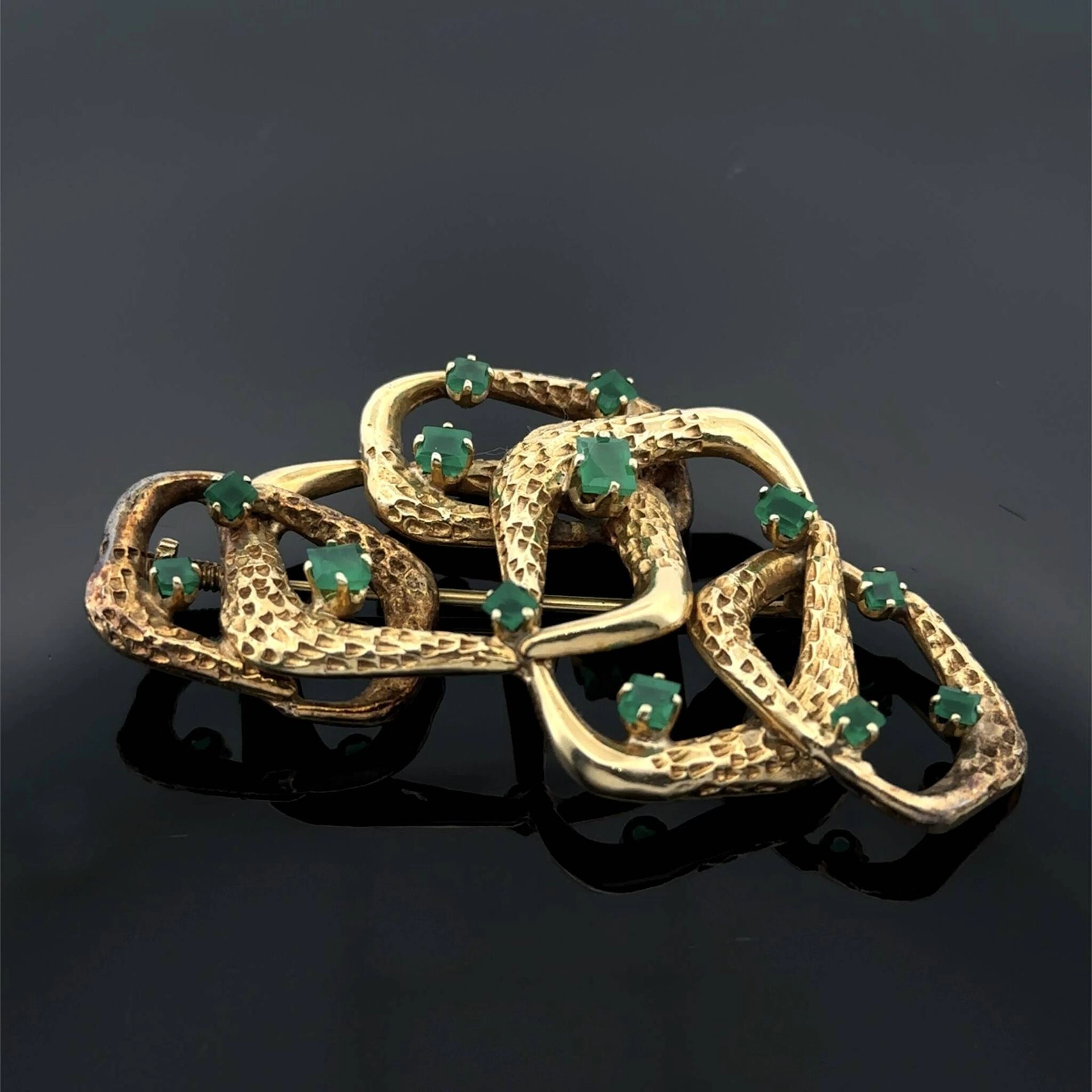 14-karat yellow gold (585) brooch, openwork, partially chase - Lot 279