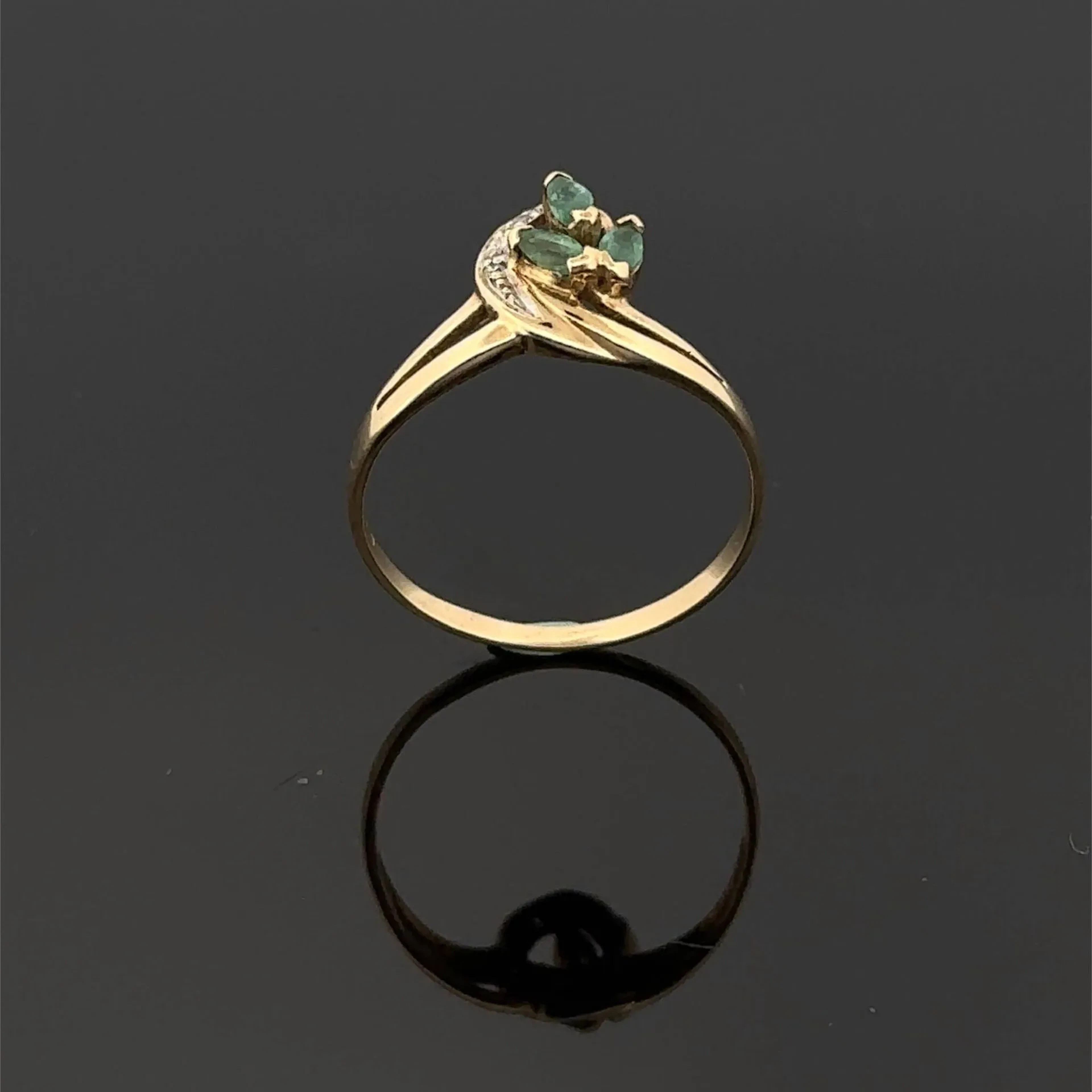 "Volutes" ring in yellow gold (750) set with three navette-c - Lot 229