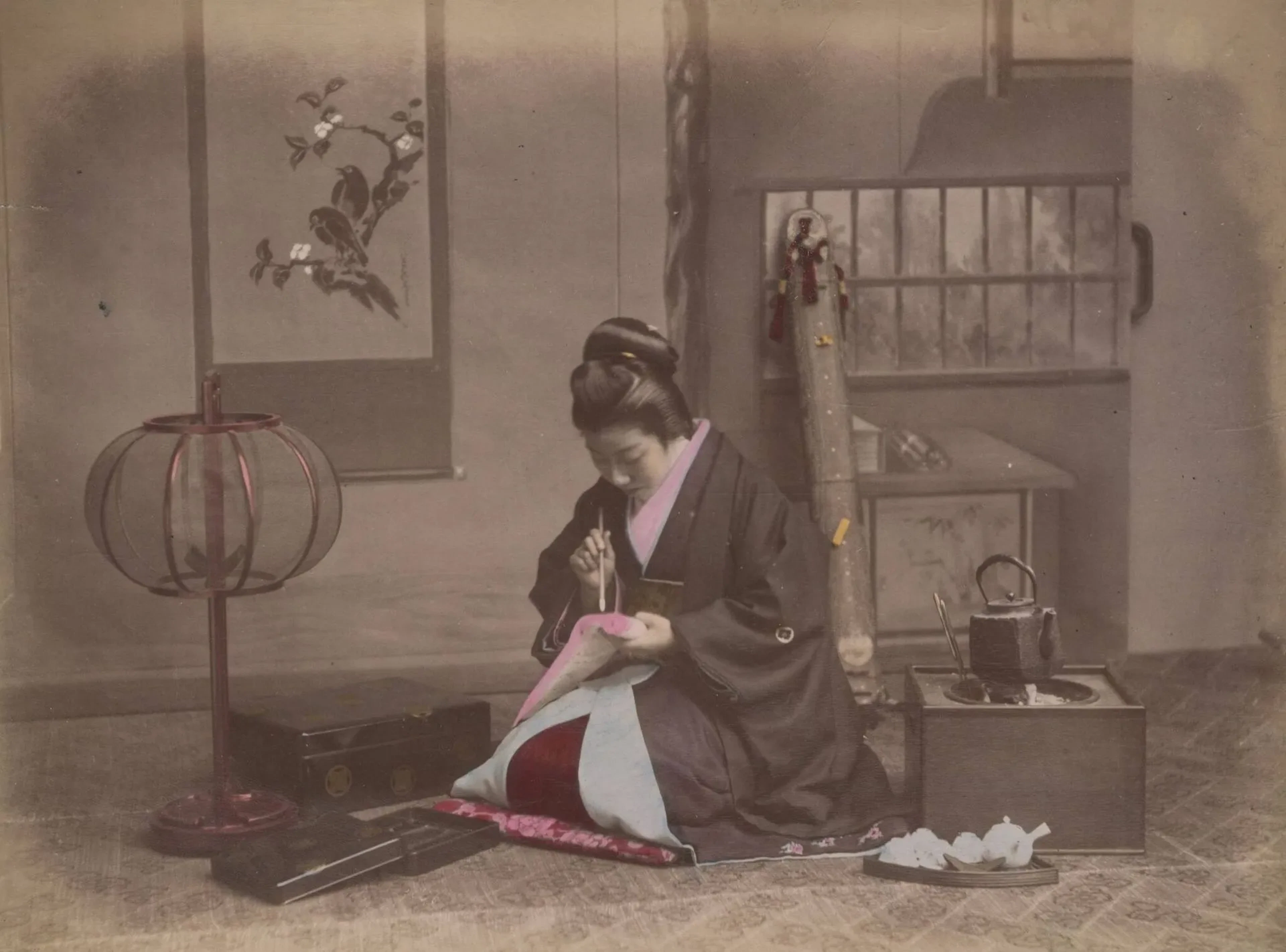 Japon Japonaise faisant de la peinture sur soie, c. 1890 Tirage albuminé rehaut de gouache sur l’image, légende en anglais dans l’image, monté sur carton 20.5 x 25.5 cm