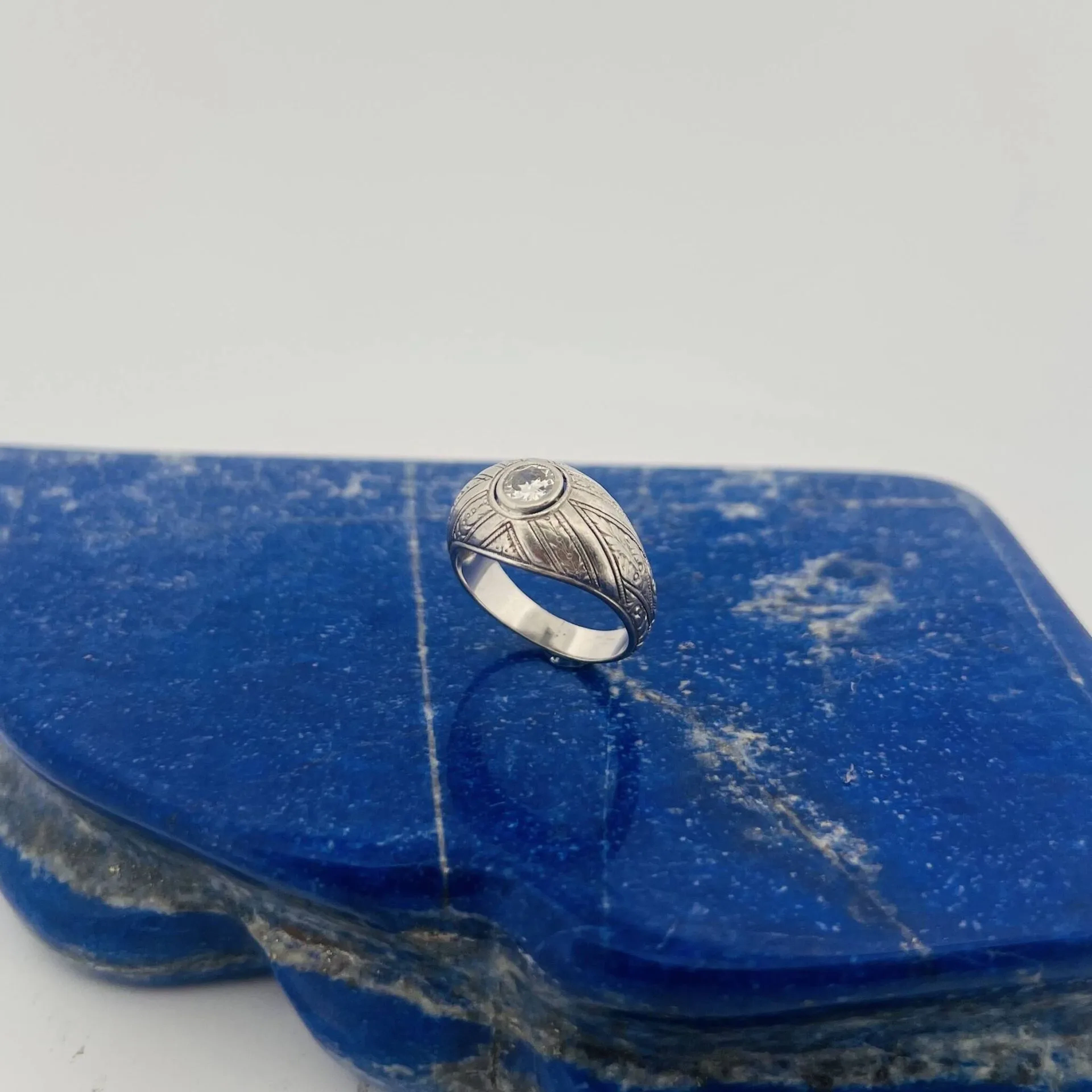 Platinum signet ring (min. 800) with chiseled geometric and - Lot 188