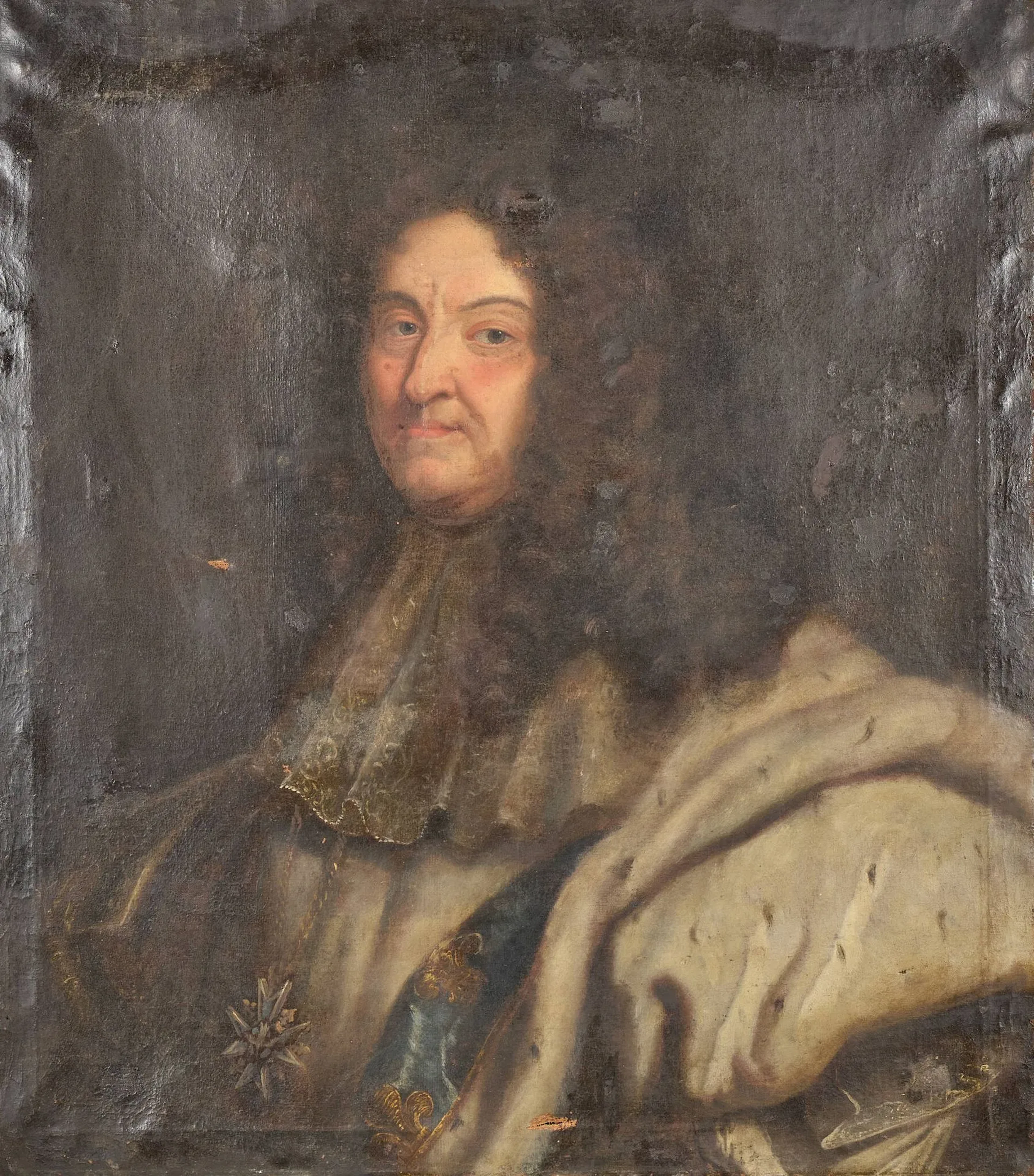 École française, XVIIIe siècle Portrait de Louis XIV, d’après Hyacinthe Rigaud Huile sur toile 80,5 x 70,5 cm Ce tableau est une reprise en buste du célèbre tableau de Hyacinthe Rigaud conservé à Paris, au musée du Louvre (Inv. 7492). Déchirure