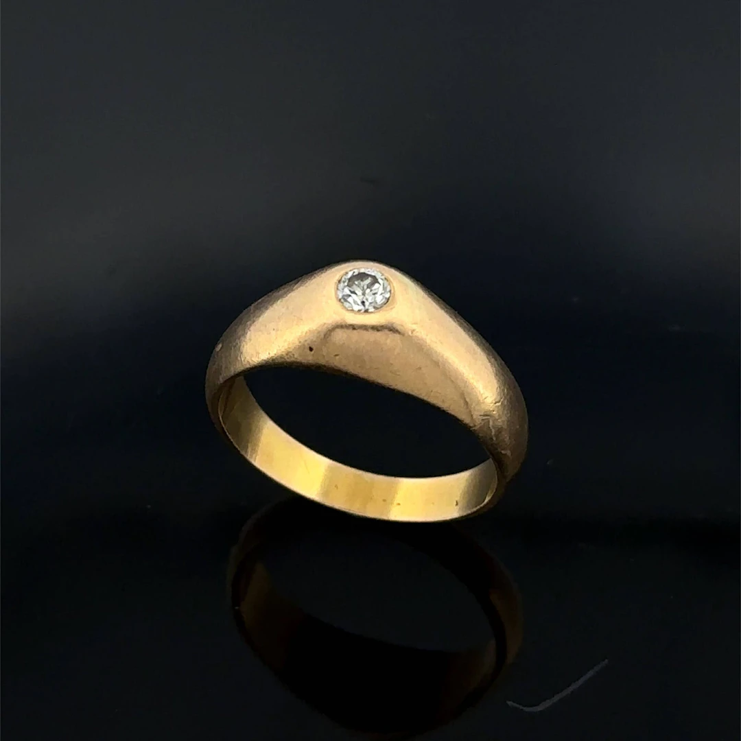 Yellow gold (750) band ring set with a brilliant-cut diamond - Lot 148