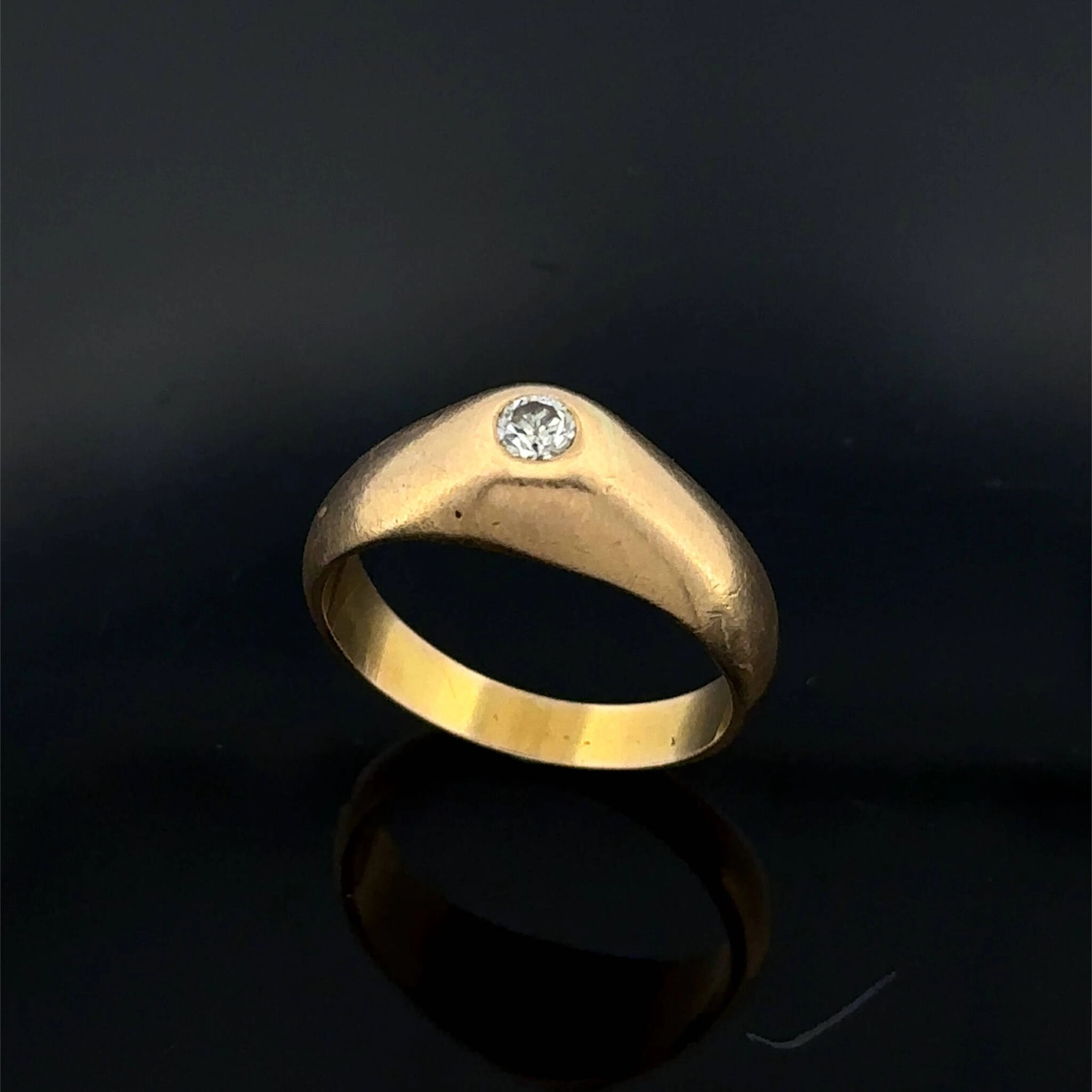 Yellow gold (750) band ring set with a brilliant-cut diamond - Lot 148