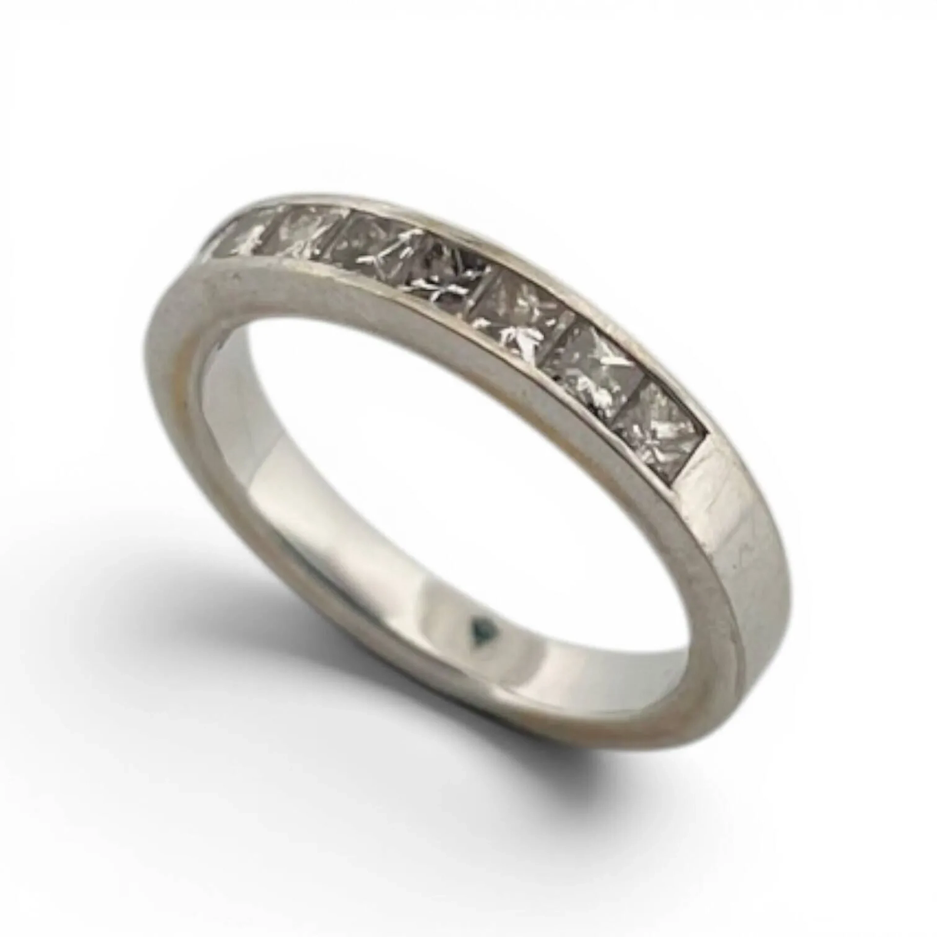 Demi-alliance en or gris 18K (750), sertie de 9 diamants de taille princesse. Tour de doigt : 53. Poids brut : 4,9G d+DANS LE COFFRRE