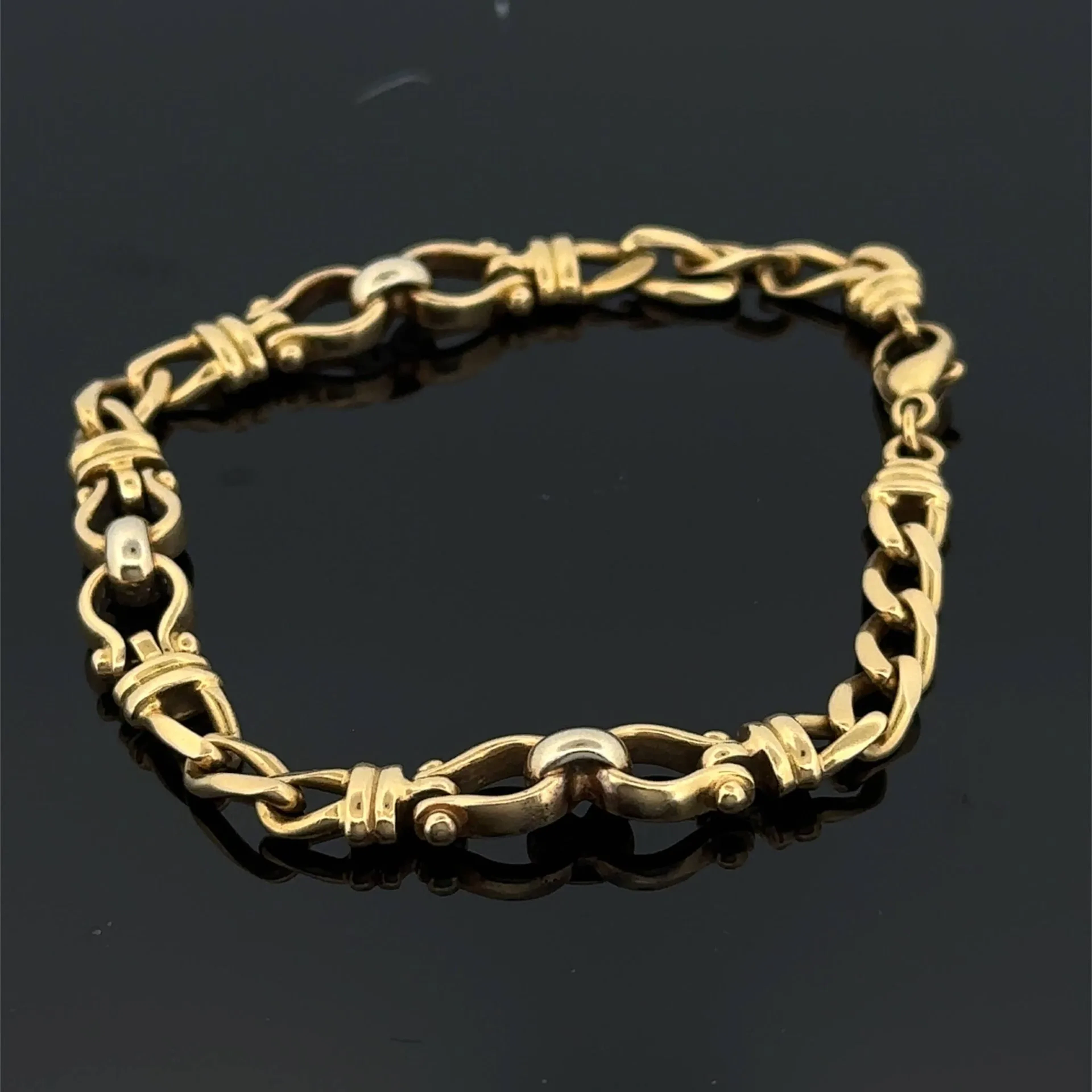 Yellow gold (750) bracelet with a curb chain alternating bet - Lot 197
