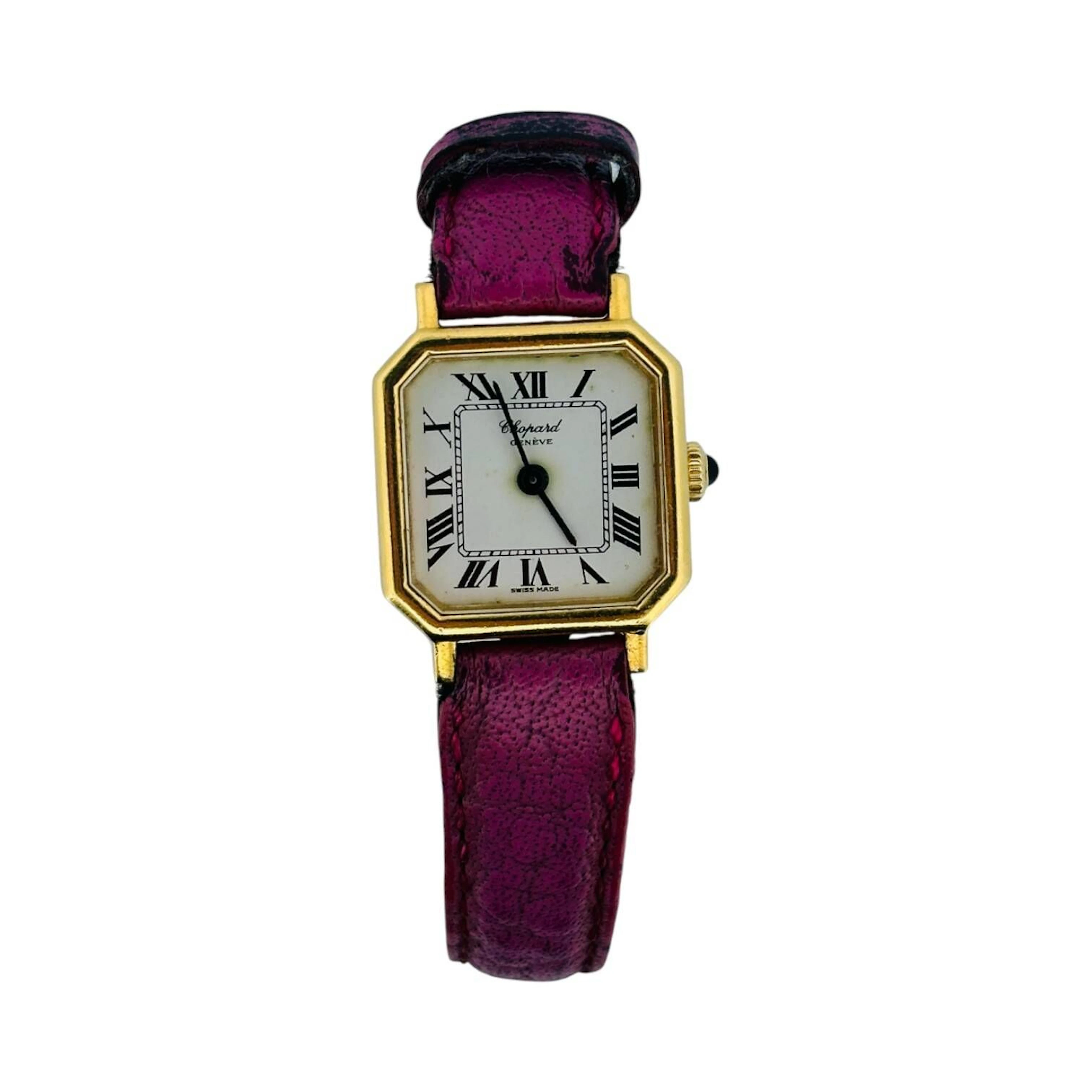 CHOPARD Montre-bracelet en or 18K (750 millièmes), cadran blanc, minuterie chemin de fer noire, index chiffres romains en décalques noires, aiguilles fils noires. Fond clipé en or 18K (750 millièmes)signé L.U.C (pour LOUIS-ULYSSE CHOPARD), numéroté 104567/5087, à l’intérieur signé Chopard. Mouvement mécanique à remontage manuel signé Chopard. Bracelet en cuir rose, boucle ardillon en métal doré. Montre fonctionnelle lors de l’expertise, sans garantie de fonctionnement futur et d’état des pièces. Rayures au boitier, quelques traces au cadran. Travail suisse vers 1980 Poids brut 19,6 g Dimensions19 x 19 mm