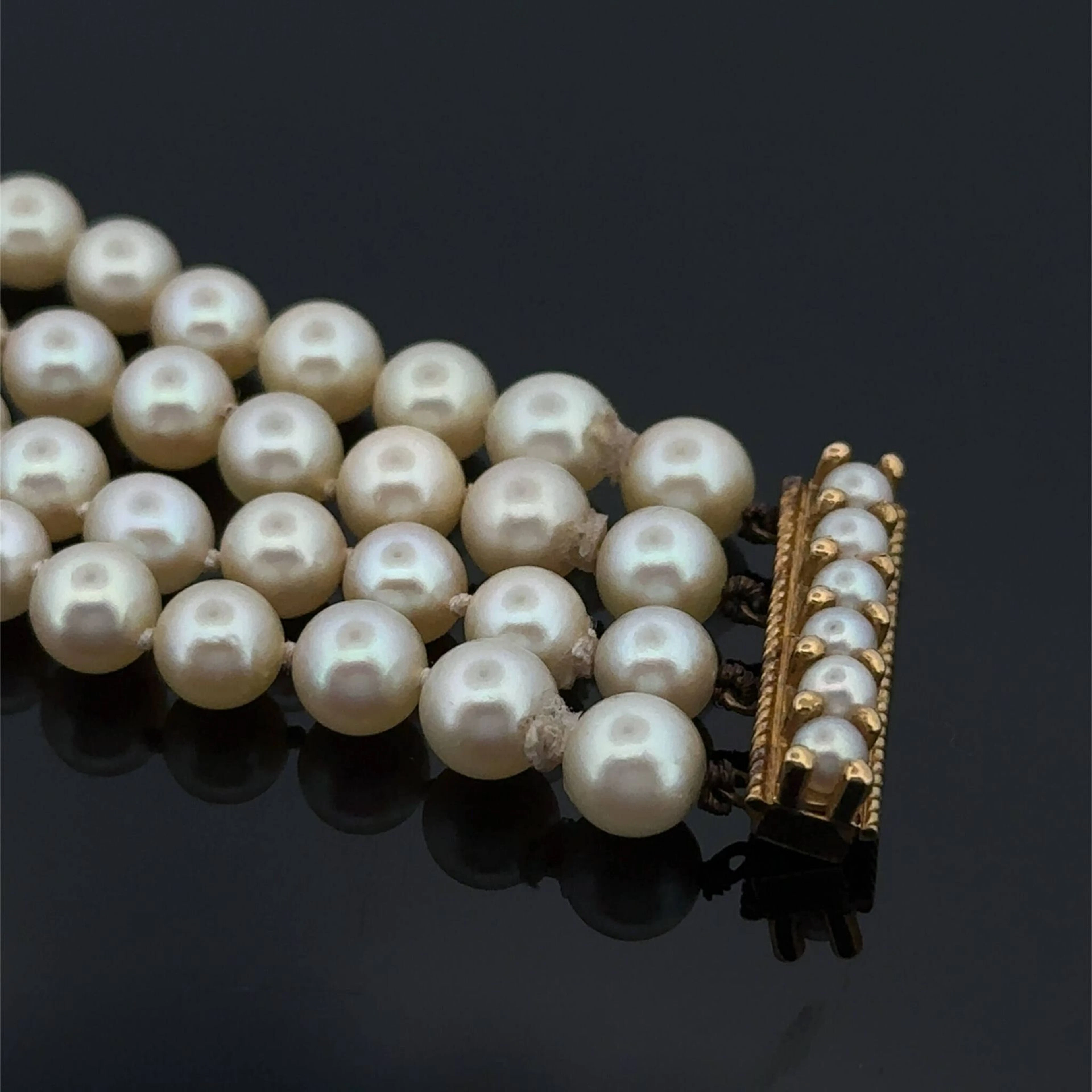 Bracelet composed of four rows of cream-colored cultured pea - Lot 207