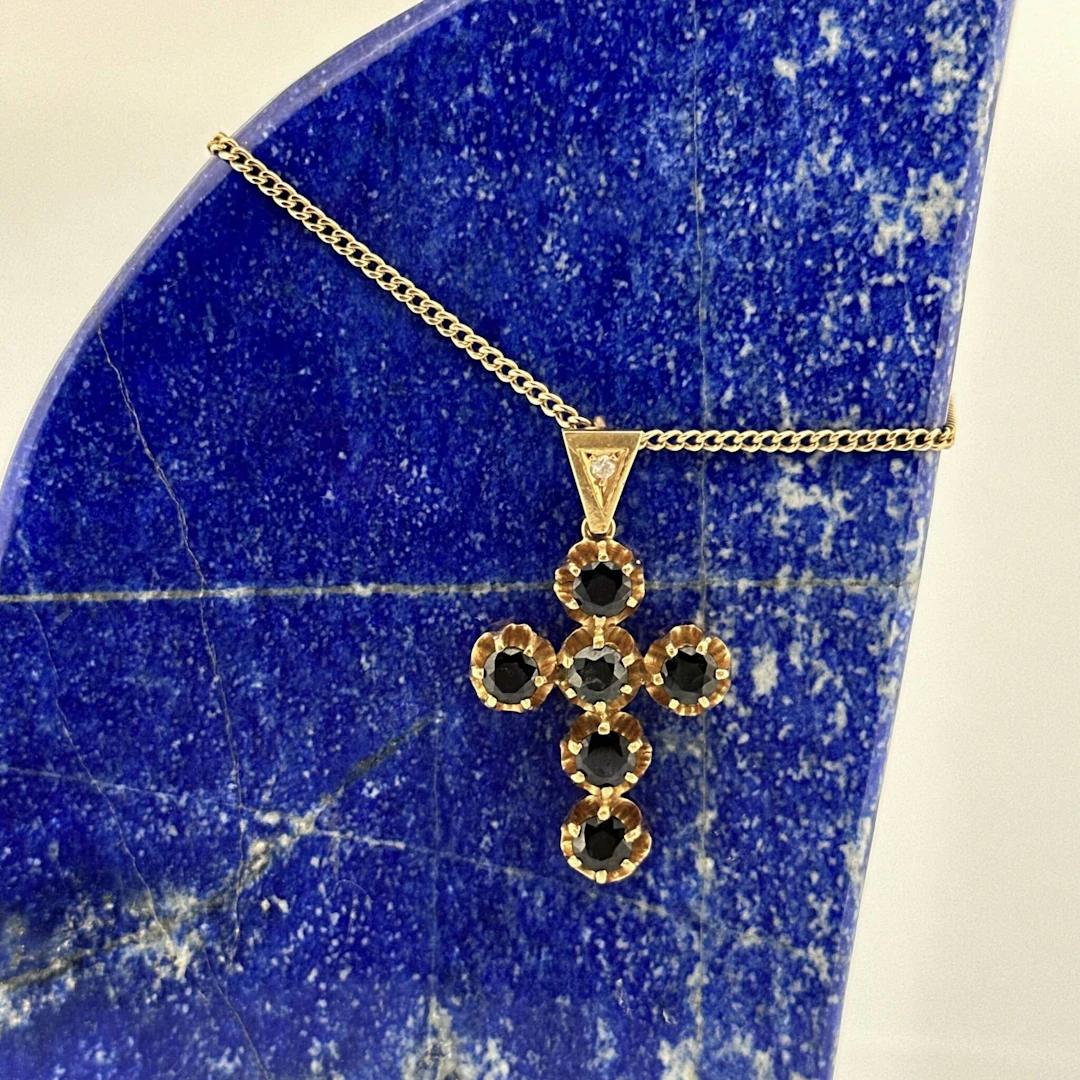 "Cross" pendant with a yellow gold (750) chain set with six - Lot 283