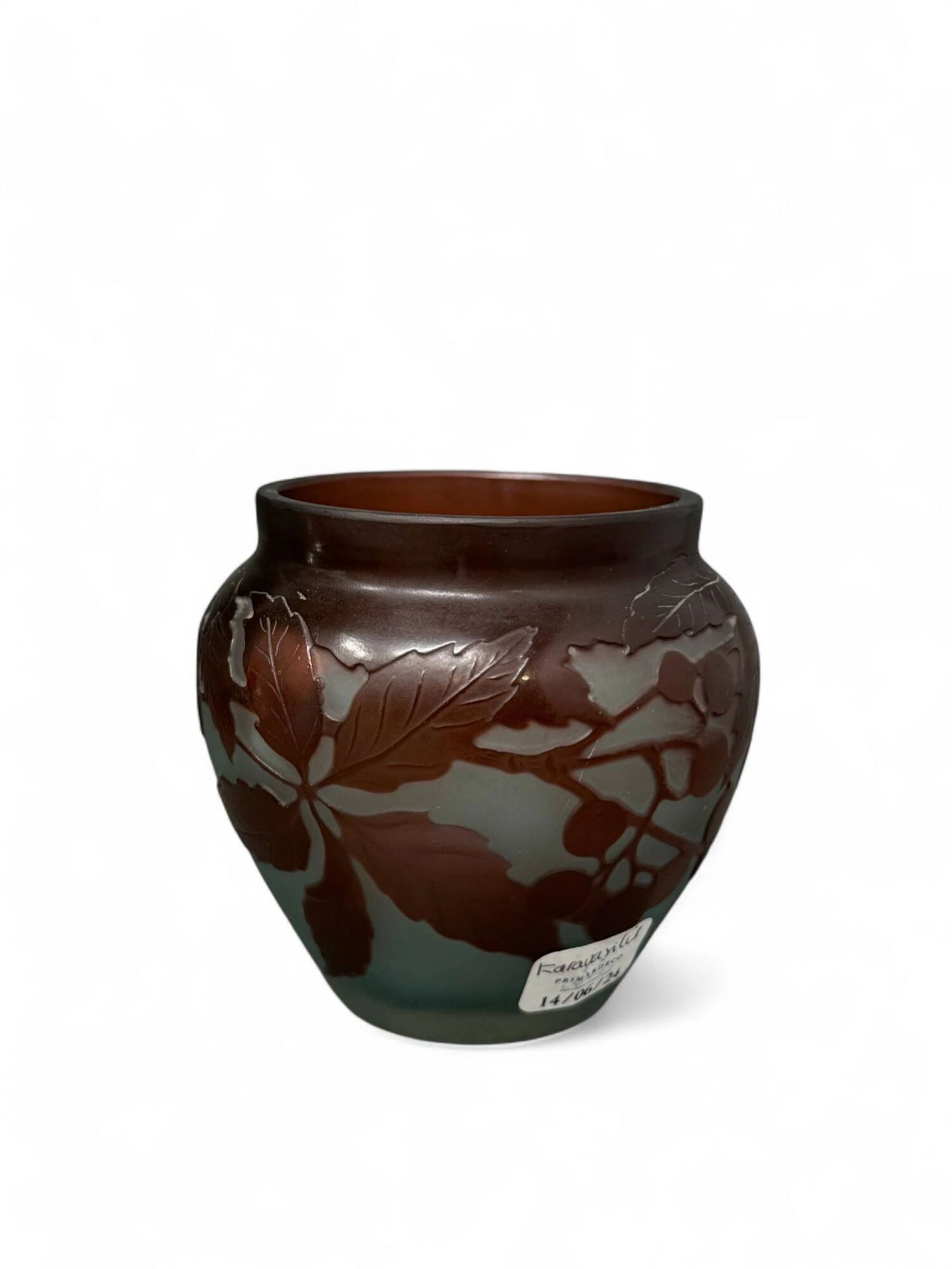 TRAVAIL FRANÇAIS Petit vase en verre à décor de baies. Porte une signature. Haut. 8,5 cm