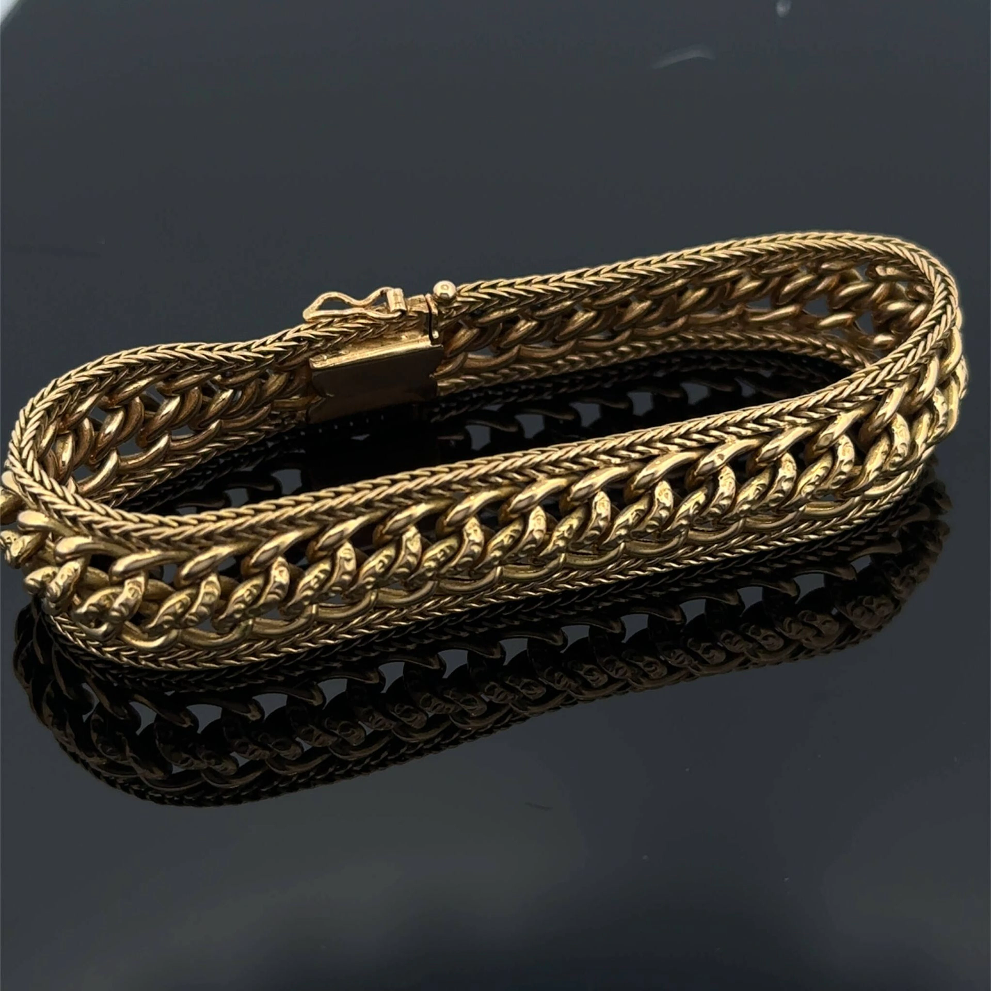 Yellow gold (750) bracelet with an interlaced link design, e - Lot 214