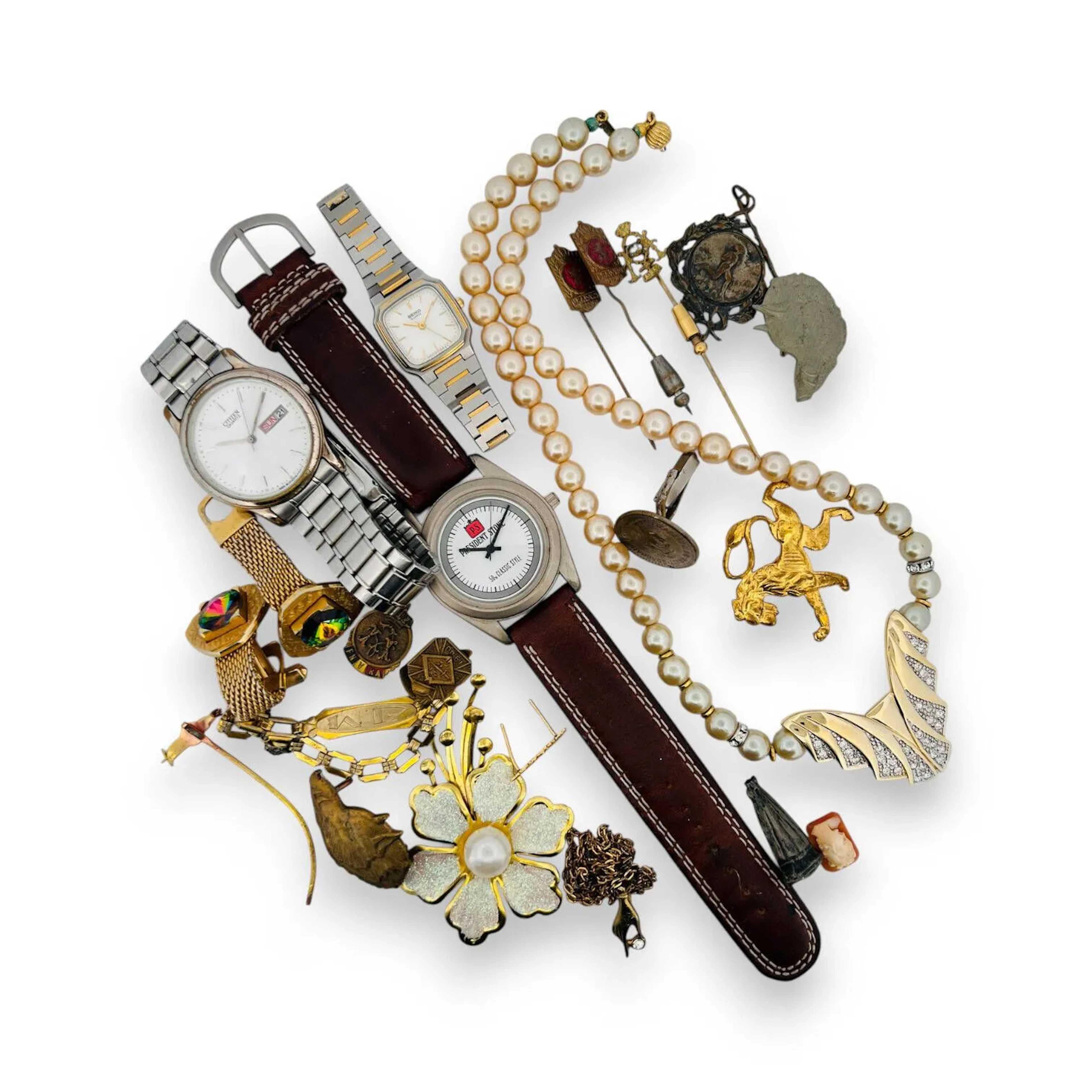 Lot de bijoux fantaisie dont broches, un collier de perles, épingle de col, boutons de manchettes. On y joint des montres dont une citizen. Vendu en l'état.