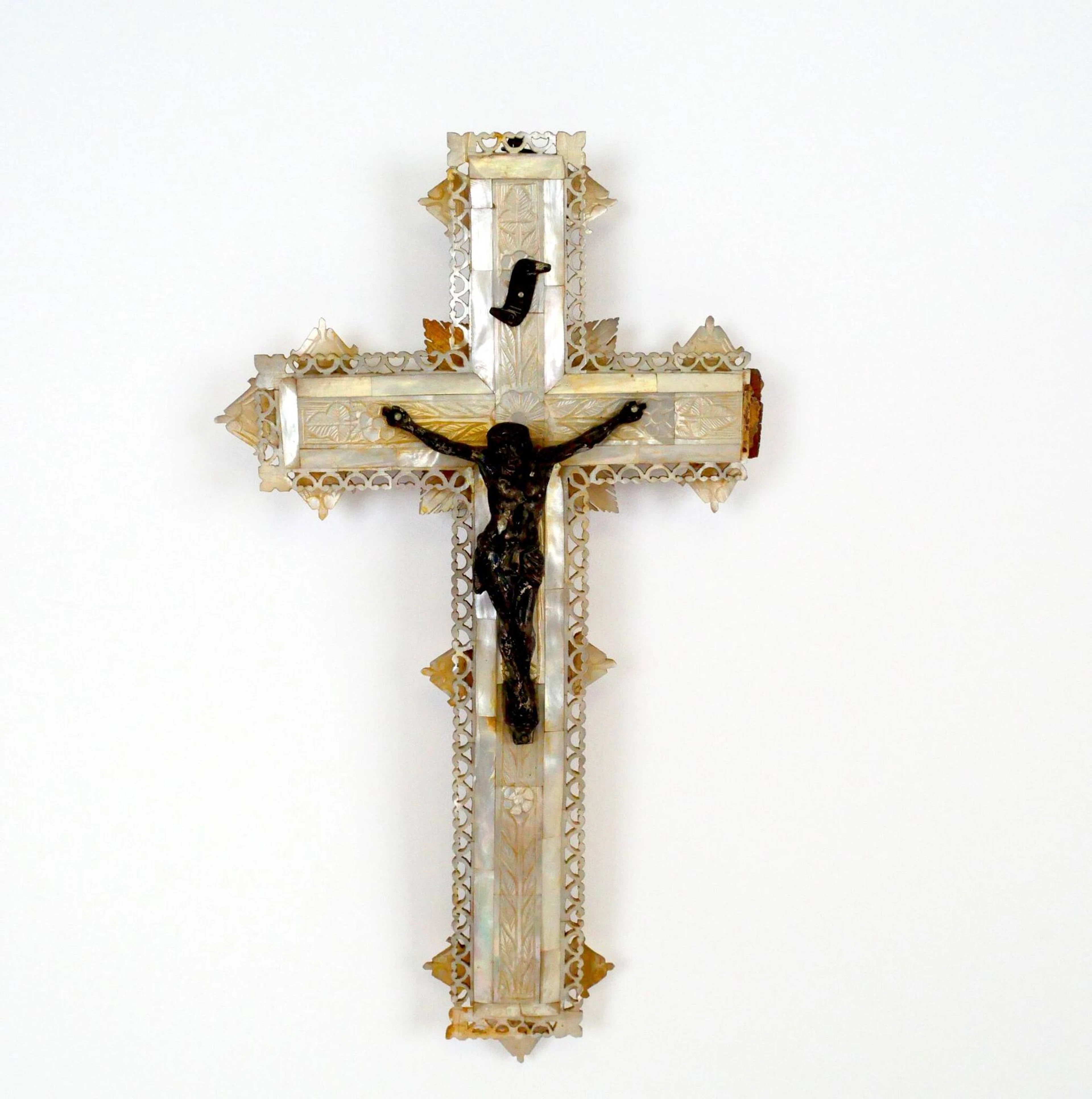 Crucifix made of regule, with mother-of-pearl and wood inlay - Lot 445