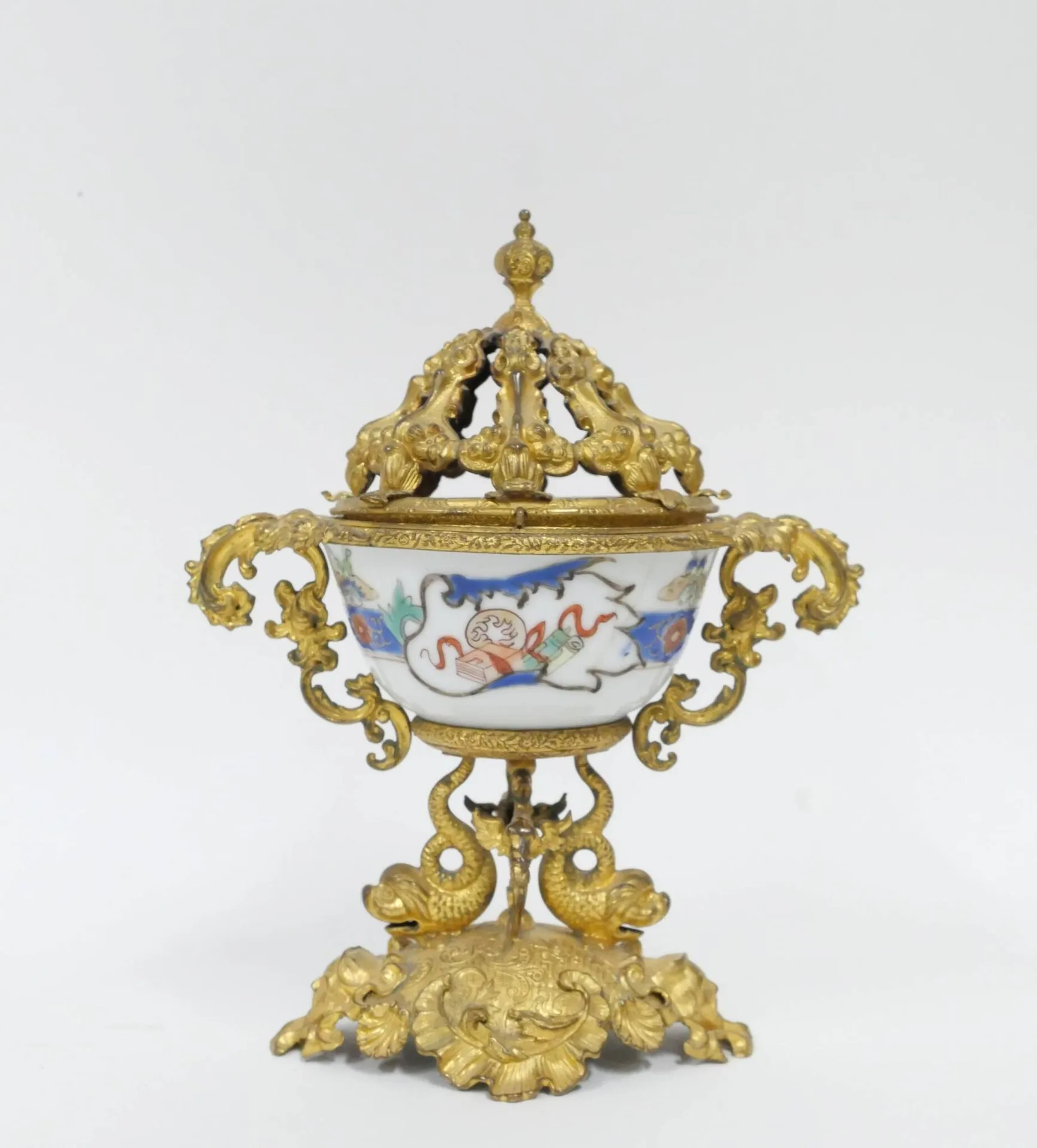 Brûle-parfum en porcelaine polychrome et métal doré rapprochant les goûts chinois et européen XXIe siècle H : 15,5 cm Fels
