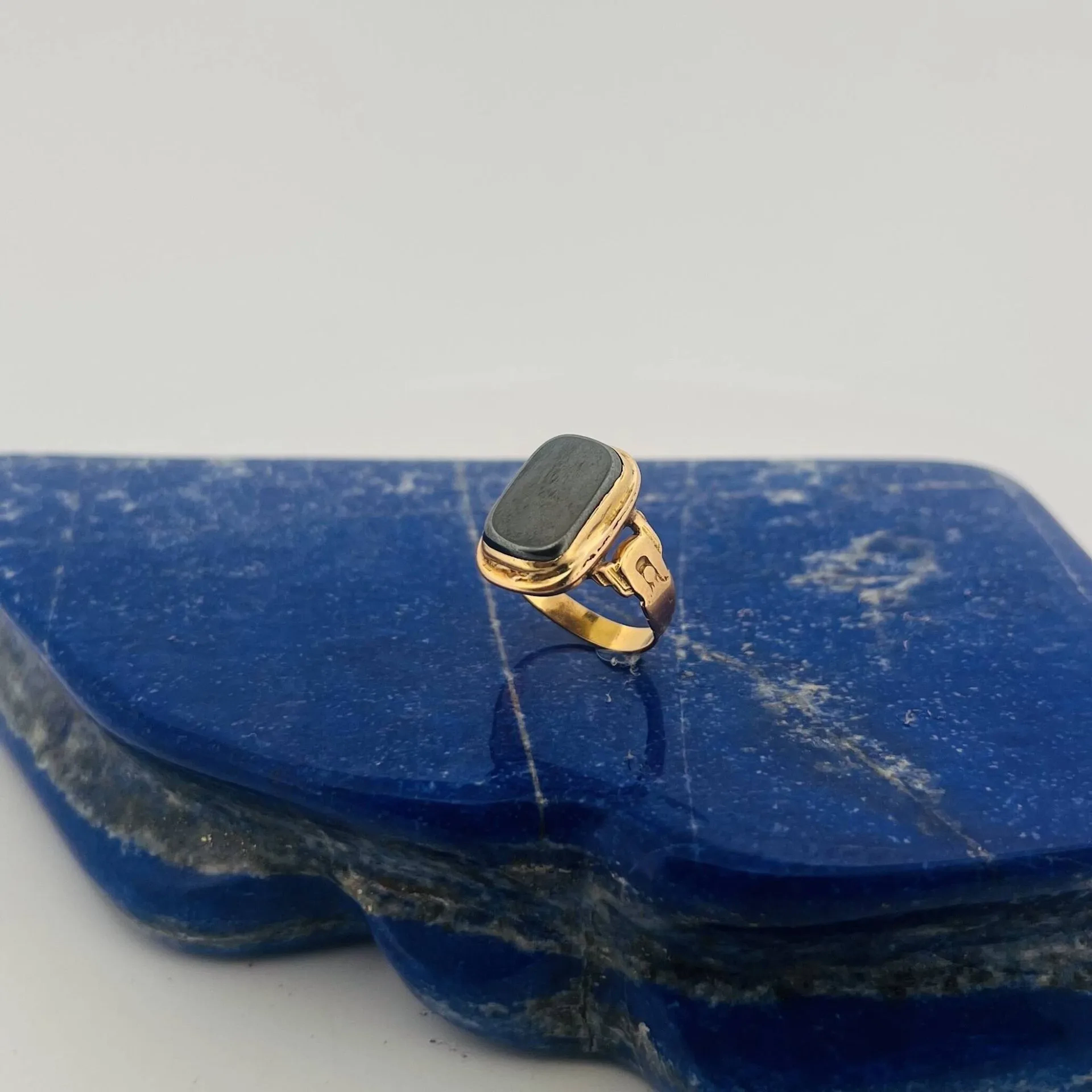 Yellow gold (750) signet ring set with a hematite. The band - Lot 183
