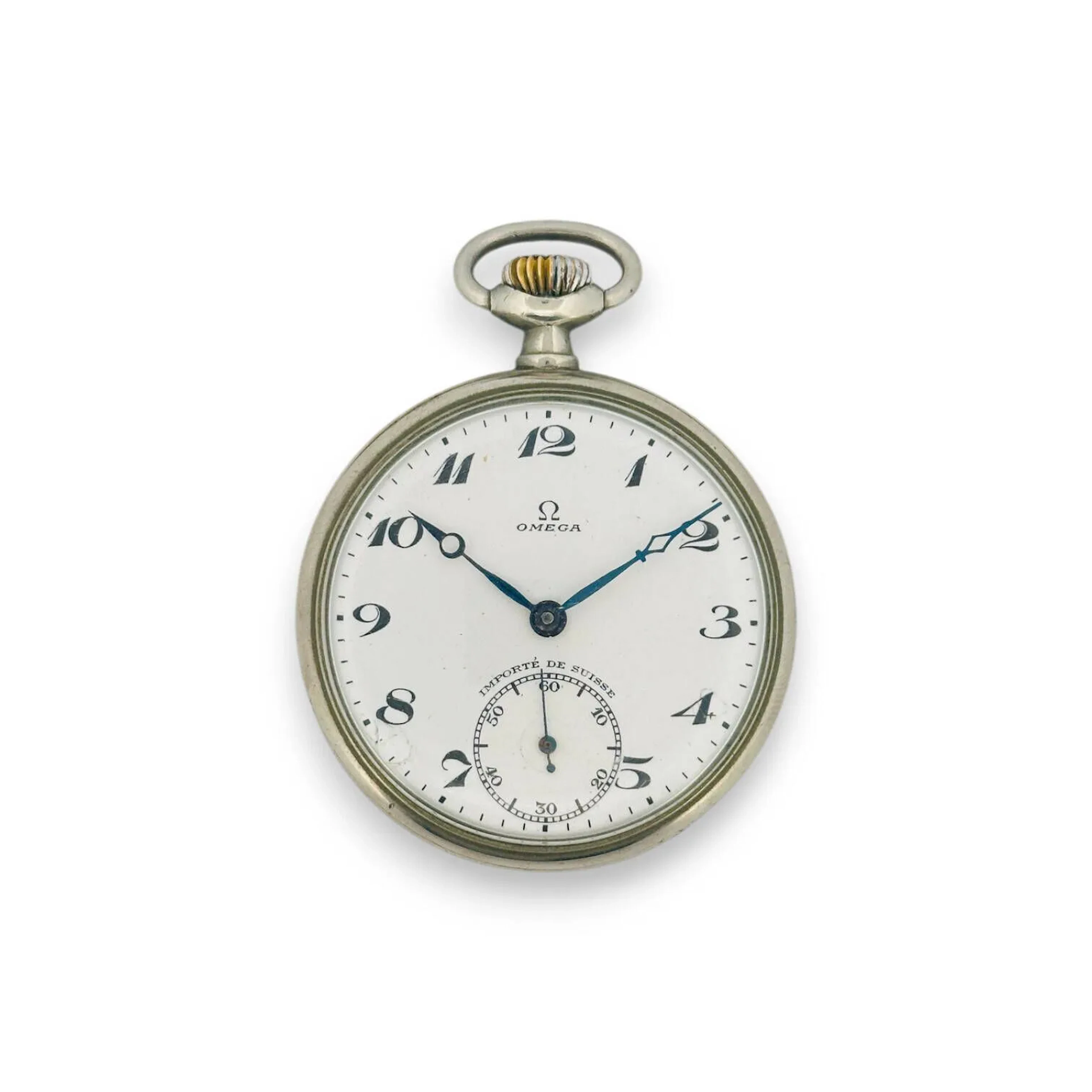 OMEGA Montre de gousset en acier à cadran signé émaillé blanc et chiffres romains pour les heures, trotteuse à 6 heures et aiguilles type Bréguet en acier bleui. Intérieur du couvercle signé et numéroté B432783, cache poussière numéroté 8432783. Mouvement signé et numéroté 7599653. Mouvement mécanique à remontage manuel. Diam. 5 cm Montre non fonctionnelle, usures à l'argenture de la couronne