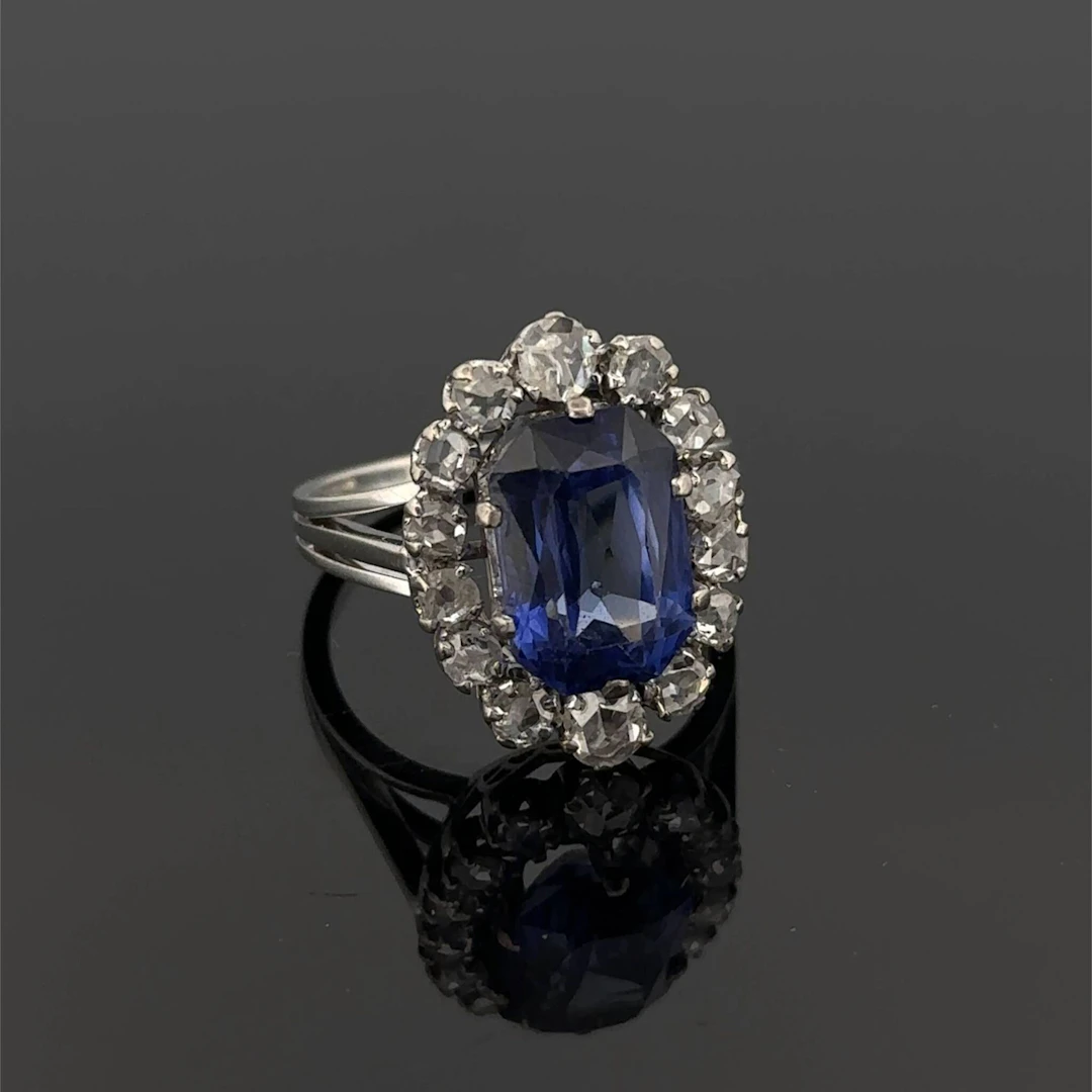 Oval white gold (750) ring set with a blue stone surrounded - Lot 188