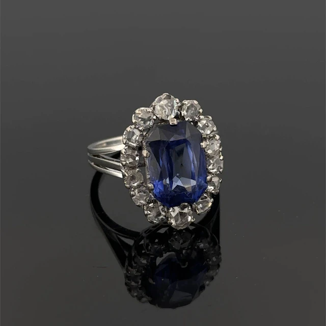 Oval white gold (750) ring set with a blue stone surrounded - Lot 188