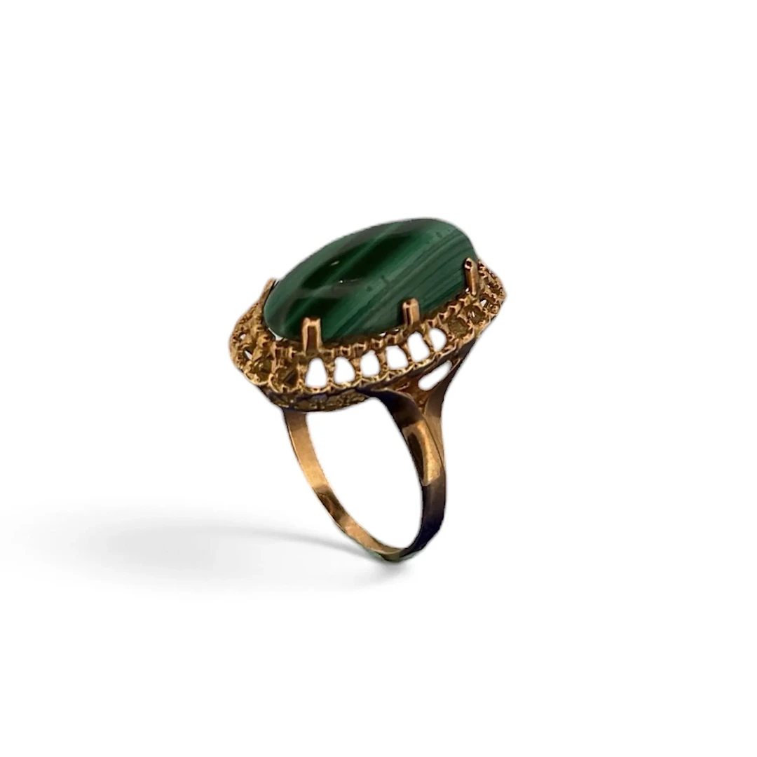 Oval yellow gold (750) openwork ring, set with a cabochon ma - Lot 125