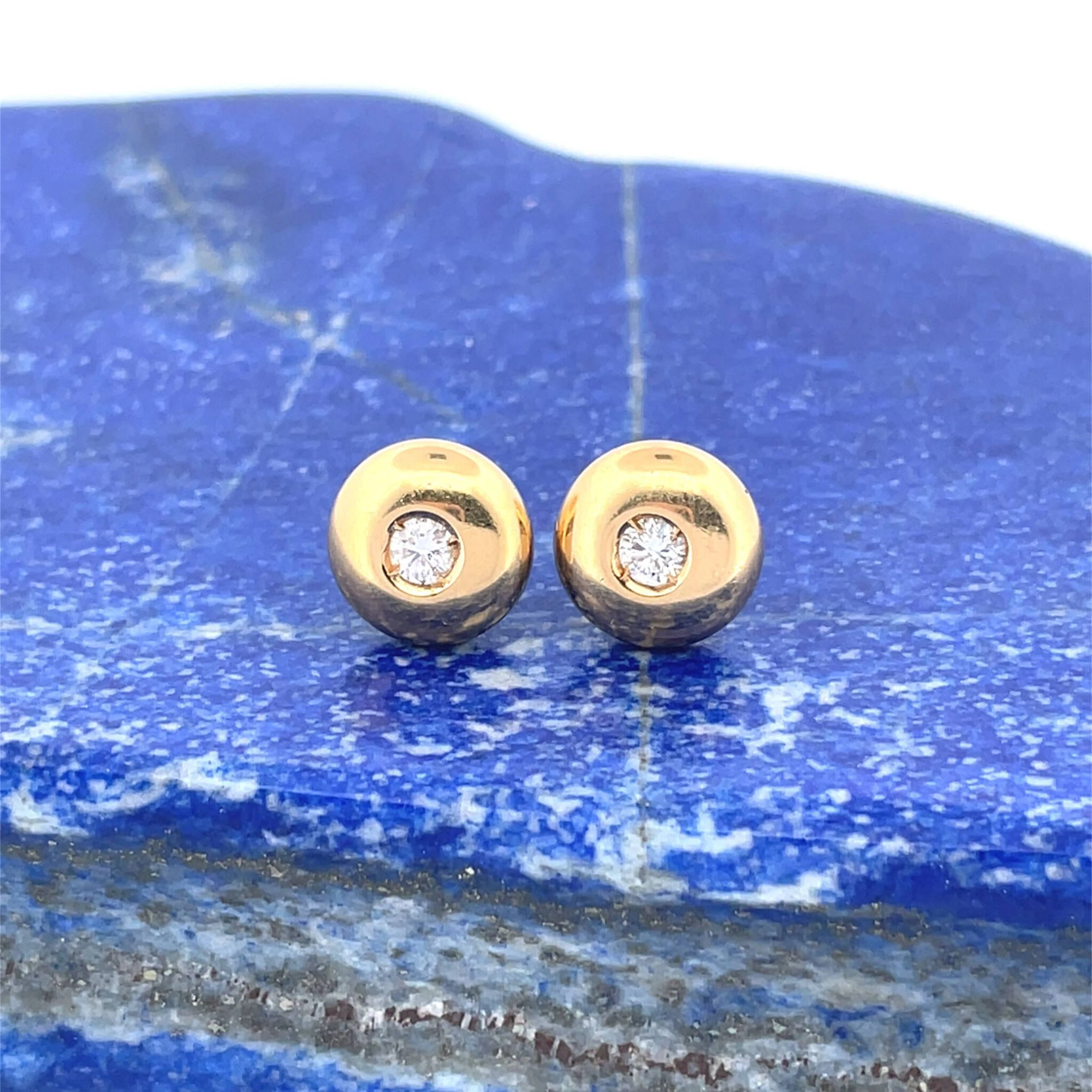 Pair of circular yellow gold (750) stud earrings set with a - Lot 317