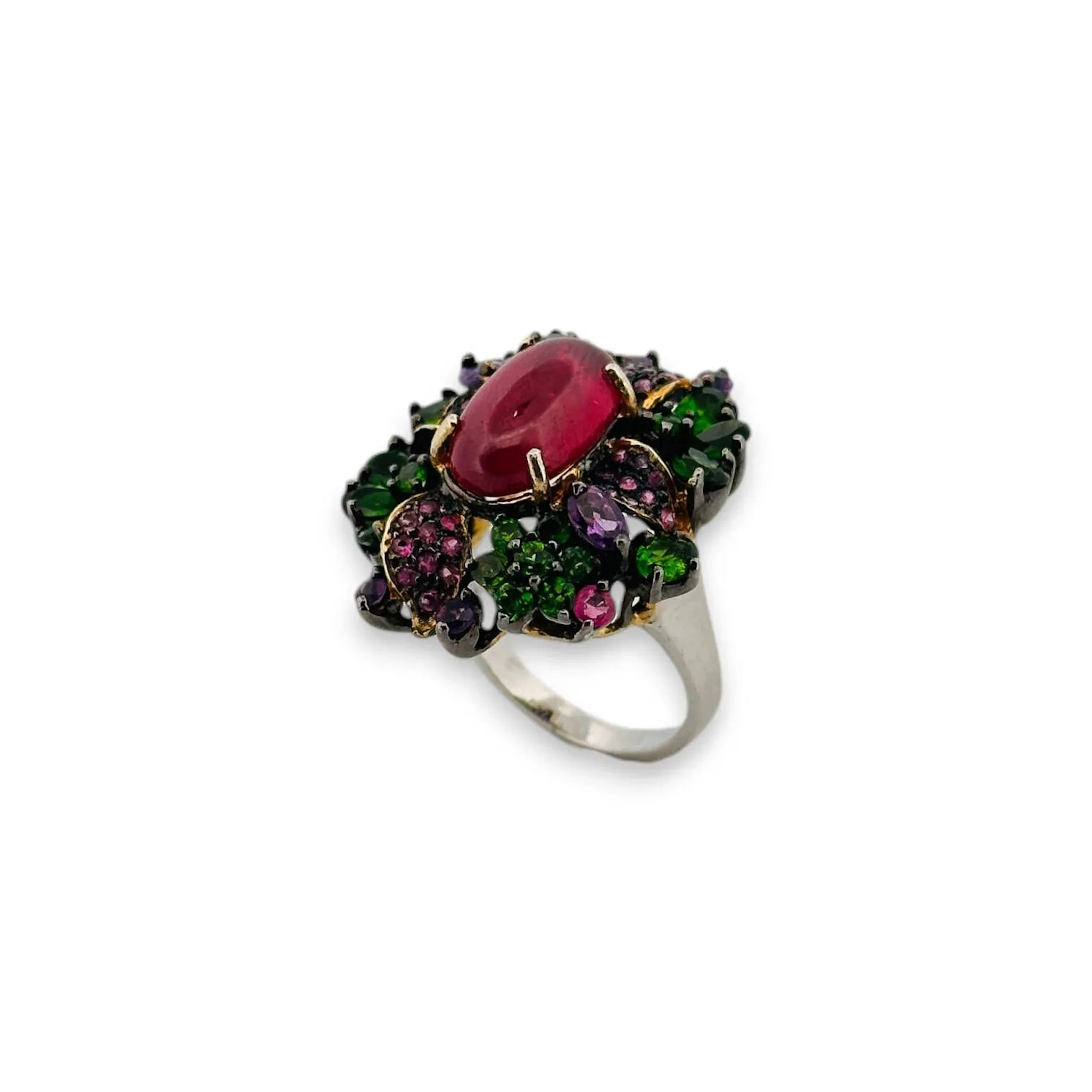 Dans le goût de DIOR Bague cocktail en argent (950) à motif floral ornée de pierres fantaisie de couleurs dont l'une au centre plus importante taillée en cabochon. Tour de doigt : 57 Poids brut : 12,1 g. Petites rayures et égrisures.