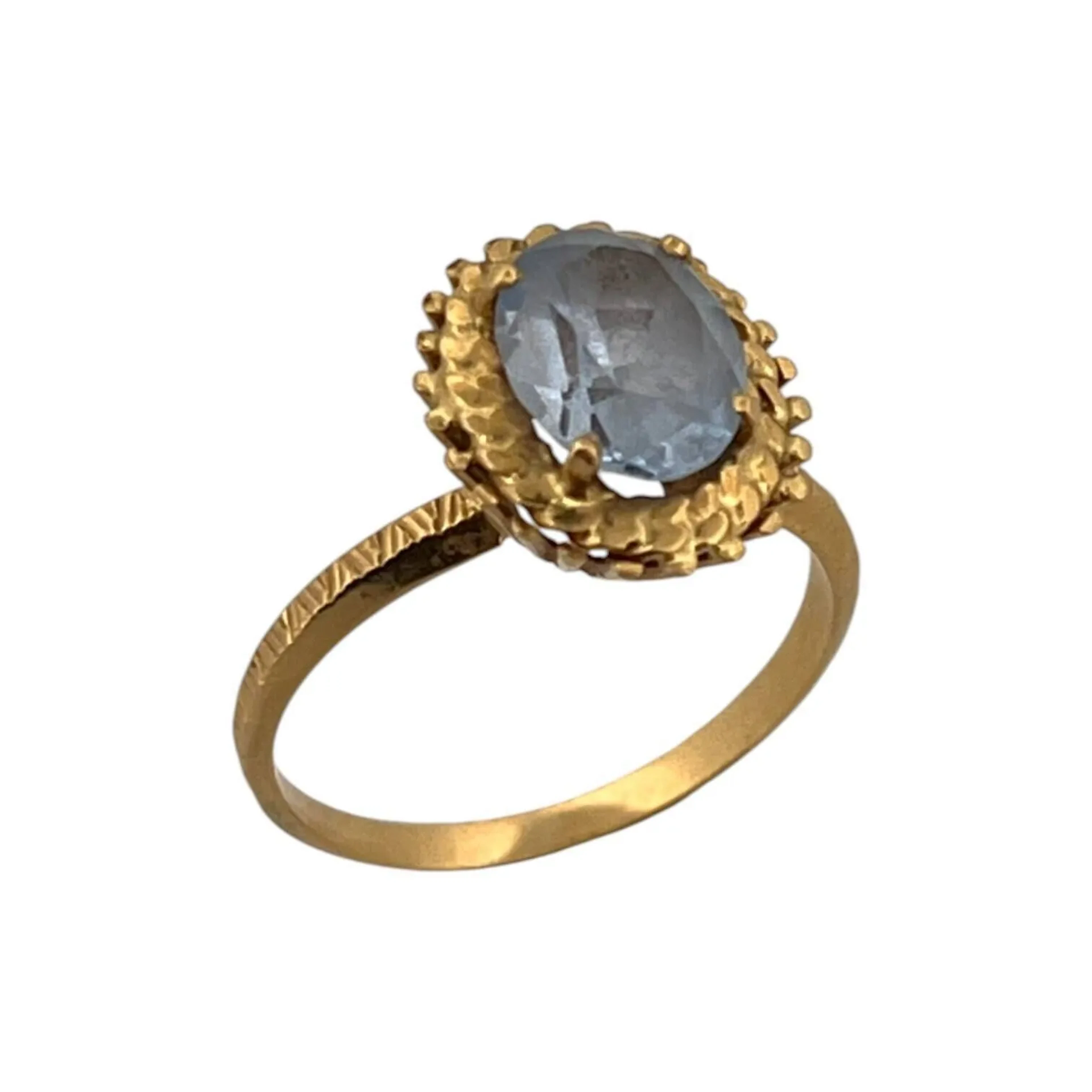 Bague or jaune 18K (750), le chaton ovale dessinant une maille gourmette et serti d'une spinelle synthétique. Tour de doigt : 54.5 - Poids brut : 3.05 g. (égrisures)