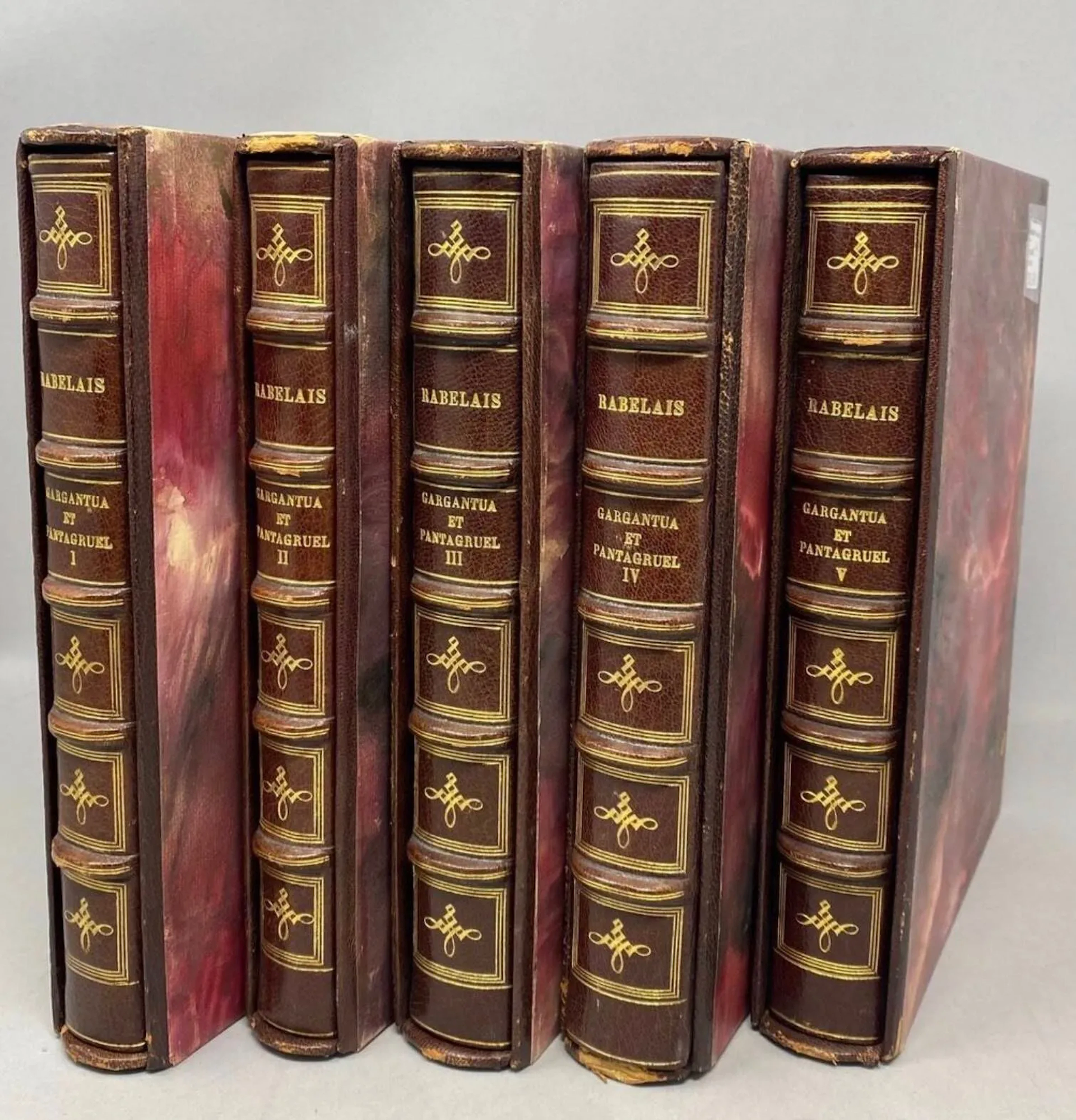 RABELAIS (François). Gargantua et Pantagruel. Paris, Le Vasseur & Cie, 1936. ill. par Icart, chagrin bordeaux, triple filet doré, arabesques aux angles et au milieu de chaque côté, grand motif à décor d'arabesques au centre, dos à nerf orné à titre et tomaison dorée, tête dorée, non rogné, couverture et dos, étui Quelques accidents, frottements, épidermures, rousseurs, légère insolation 5 volumes petit in-4