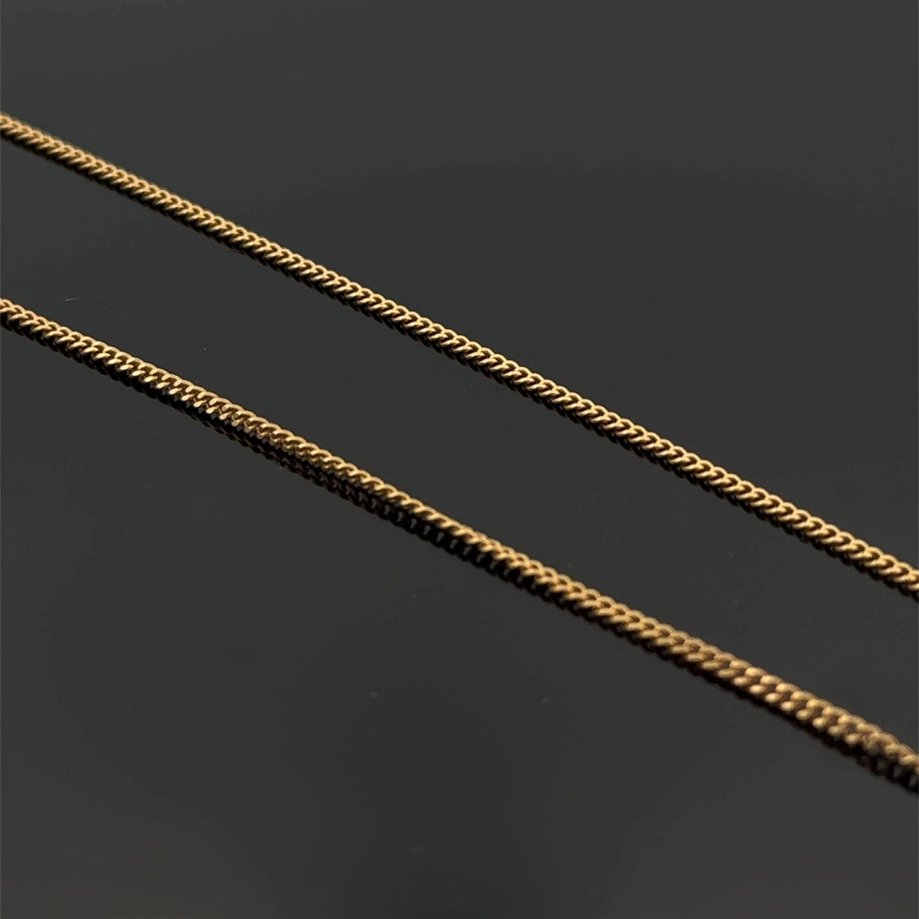 Delicate yellow gold (750) chain with a curb link design. - Lot 195