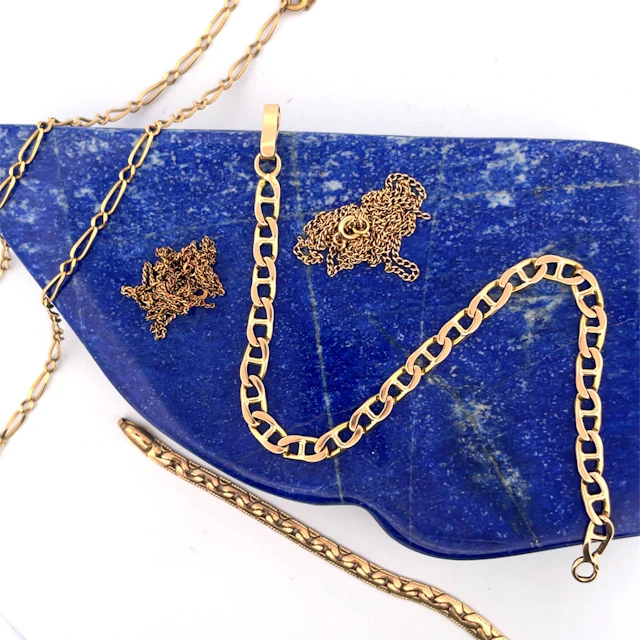 Set in yellow and rose gold (750) consisting of: - Lot 109