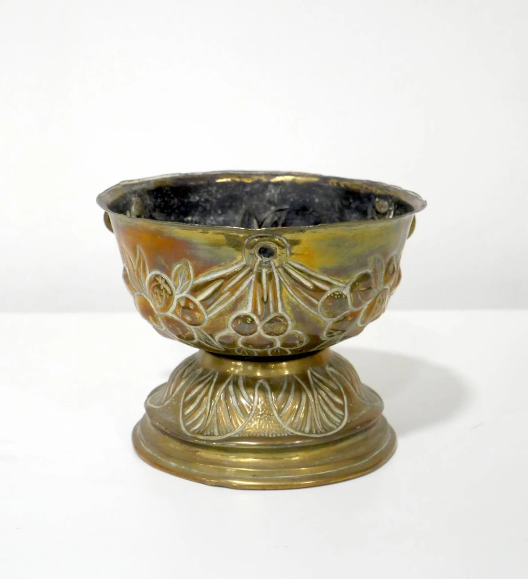 Gold-plated metal bowl with repoussé decoration featuring st - Lot 276