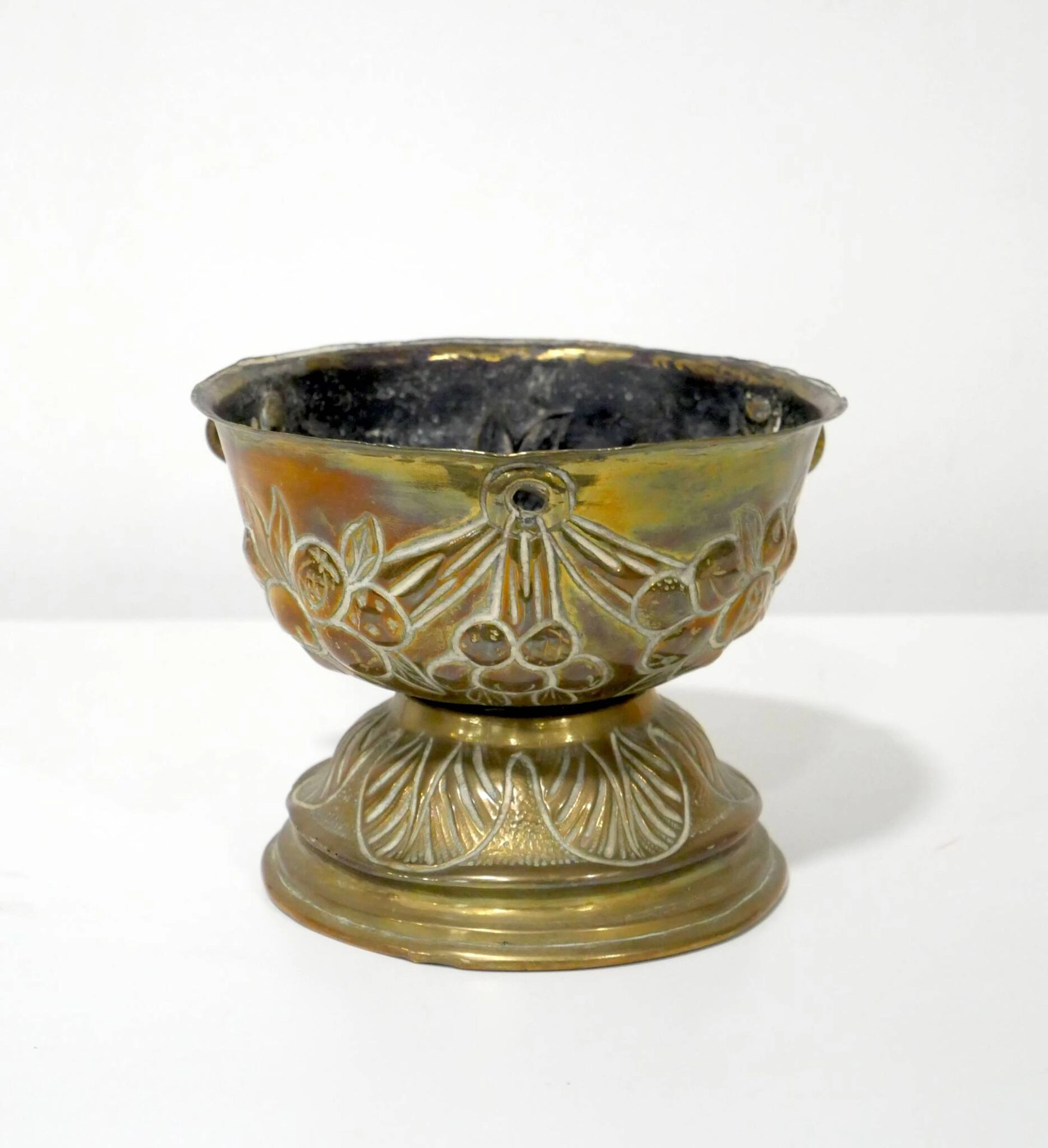 Gold-plated metal bowl with repoussé decoration featuring st - Lot 276