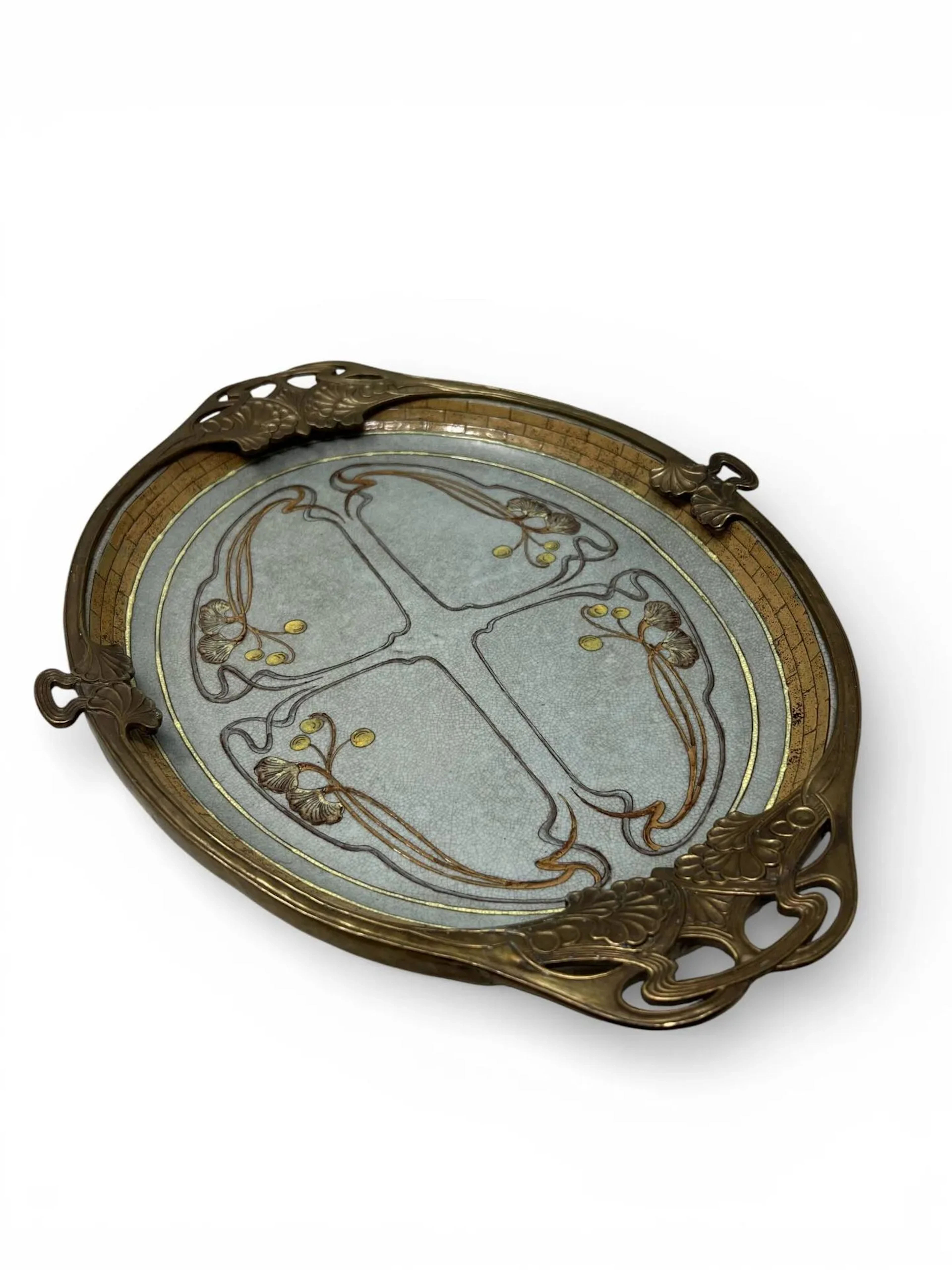 TRAVAIL CONTEMPORAIN dans le goût de l'art nouveau Plat ovale en faïence, monture en métal doré à décor floral, sur le dessous : JBT Anno 1906. fabrication contemporaine chinoise, 43 x 33 cm
