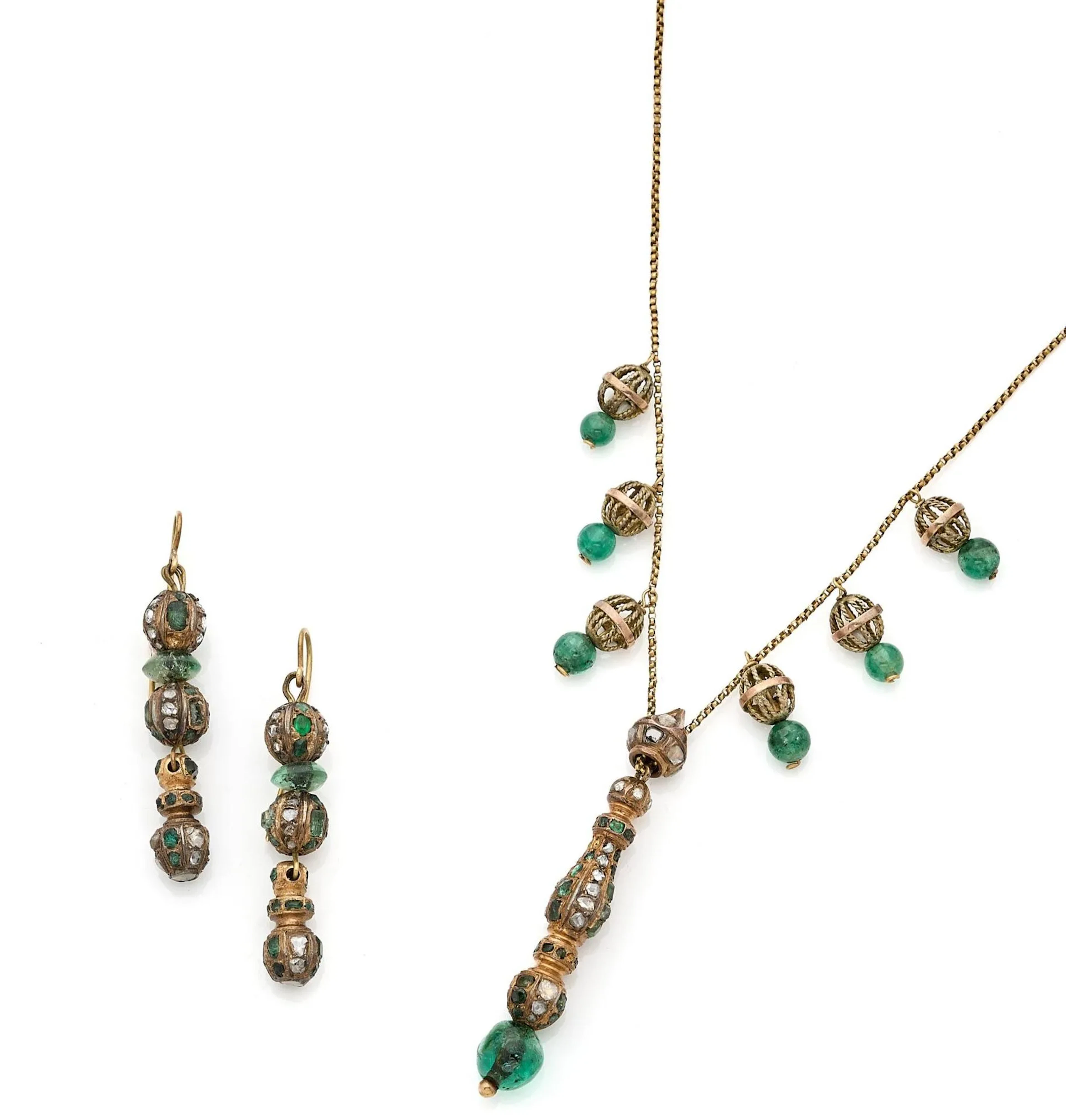 Demi-parure en or 18k (750e), composée d'un collier pendentif à pampilles et d'une paire de pendants d'oreille, l'ensemble à décor de boules, certaines rehaussées d'éclats de diamants et émeraudes carrées, d'autres formant des rondelles et boules d'émeraude. Tour de cou maille colonne, fermoir à crochet. Travail étranger. Poids brut : 32.60 g. Hauteur : 5 cm. Longueur : 40 cm.