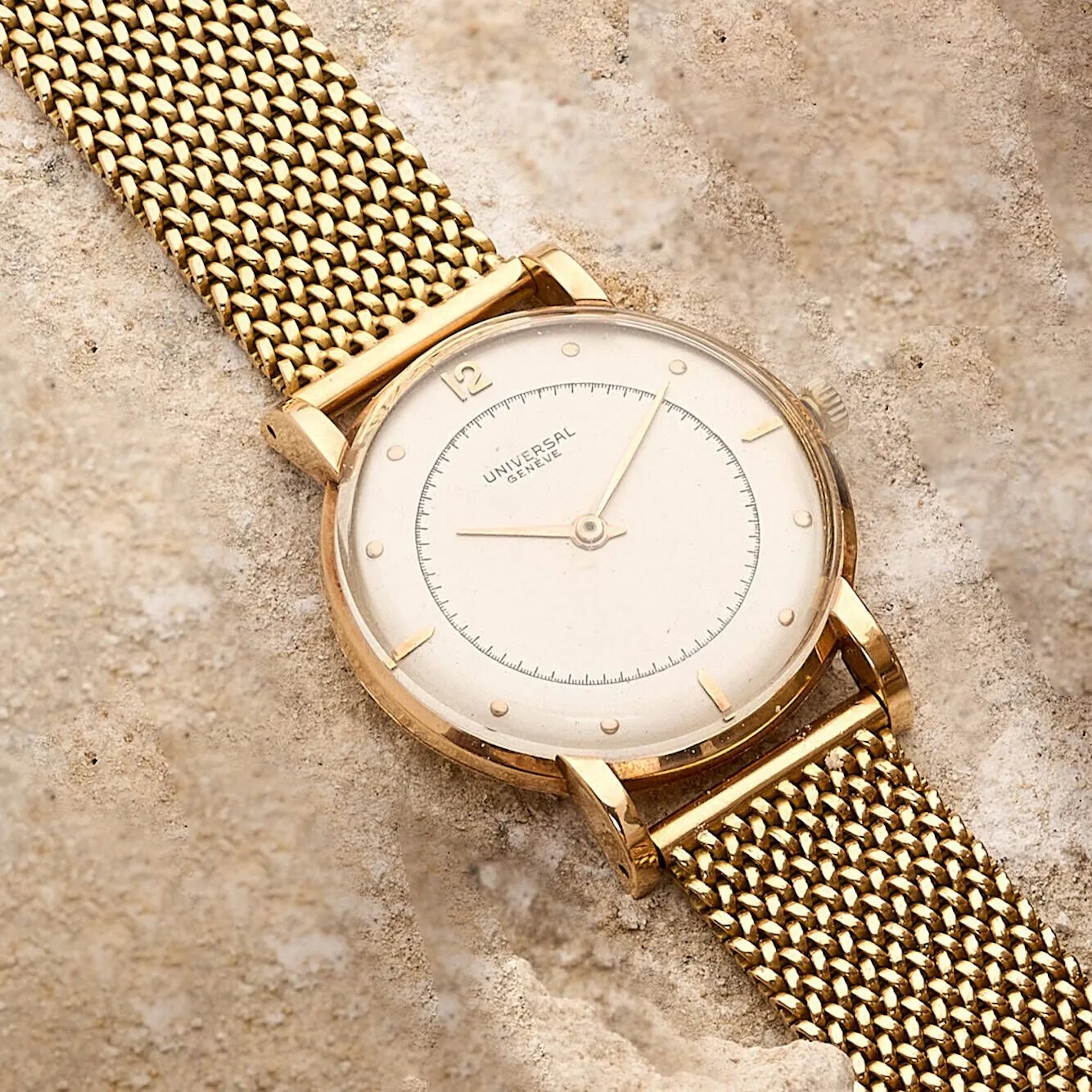 UNIVERSAL GENÈVE Montre-bracelet en or 18K (750 millièmes), cadran opalin, index en appliques dorées, aiguilles dorées. Poinçon Helvetia sur une des cornes. Fond clipé en or 18K (750 millièmes), numérotée 1331564/107161, à l’intérieur signé Universal Genève, fabrication Jung & Fils (poinçon tête de marteau 128). Mouvement mécanique à remontage manuel signé Universal Genève, calibre 263. Bracelet en or 18K (750 millièmes), fermeture à échelle. Montre fonctionnelle lors de l’expertise, sans garantie de fonctionnement futur et d’état des pièces. Rayures au boitier, cadran restauré. Cette montre aurait appartenu au célèbre artiste Tsuguharu Foujita, voir ci-après le témoignage de son propriétaire. Travail suisse vers 1960 Poids brut 78,4 g Diamètre 34 mm, bracelet pour un poignet d’environ 17 cm. « Yukiko KOMIYA était amie avec Kimiyo FOUJITA. Elle l'aidait dans ses démarches administratives, procédures et déplacements. En 1971, madame K. FOUJITA, veuve du peintre depuis 3 ans, souhaitait rapatrier la dépouille de son mari enterré à la chapelle FOUJITA à REIMS, sur un terrain ayant appartenu à la Sté MUMM, grâce à son président R. LALOU. La chapelle fut érigée par les soins de R. LALOU avec le concours bénévole de son filleul (FOUJITA) quand celui-ci s’est converti au catholicisme. La municipalité de REIMS s'opposant à ce transfert avait requis les services de Me FLORIOT et de ses associés pour sa défense. K. FOUJITA obtint gain de cause et sa volonté fut respectée par le tribunal de REIMS. Le 21 Août 1971, l’exhumation a eu lieu et la dépouille mortelle a été transférée à Villiers-le-Bâcle. Outre l'implication dans le procès et le transfert de la dépouille, j'ai aidé, à titre amical, à la vente de l'atelier d'artiste, 4 rue Campagne première (Paris 14). Pour me remercier de mon aide, madame FOUJITA m'a offert quelques lithographies et la montre de son mari (Universal Genève) achetée rue du faubourg st honoré à PARIS. Madame FOUJITA est décédée en 2009. »
