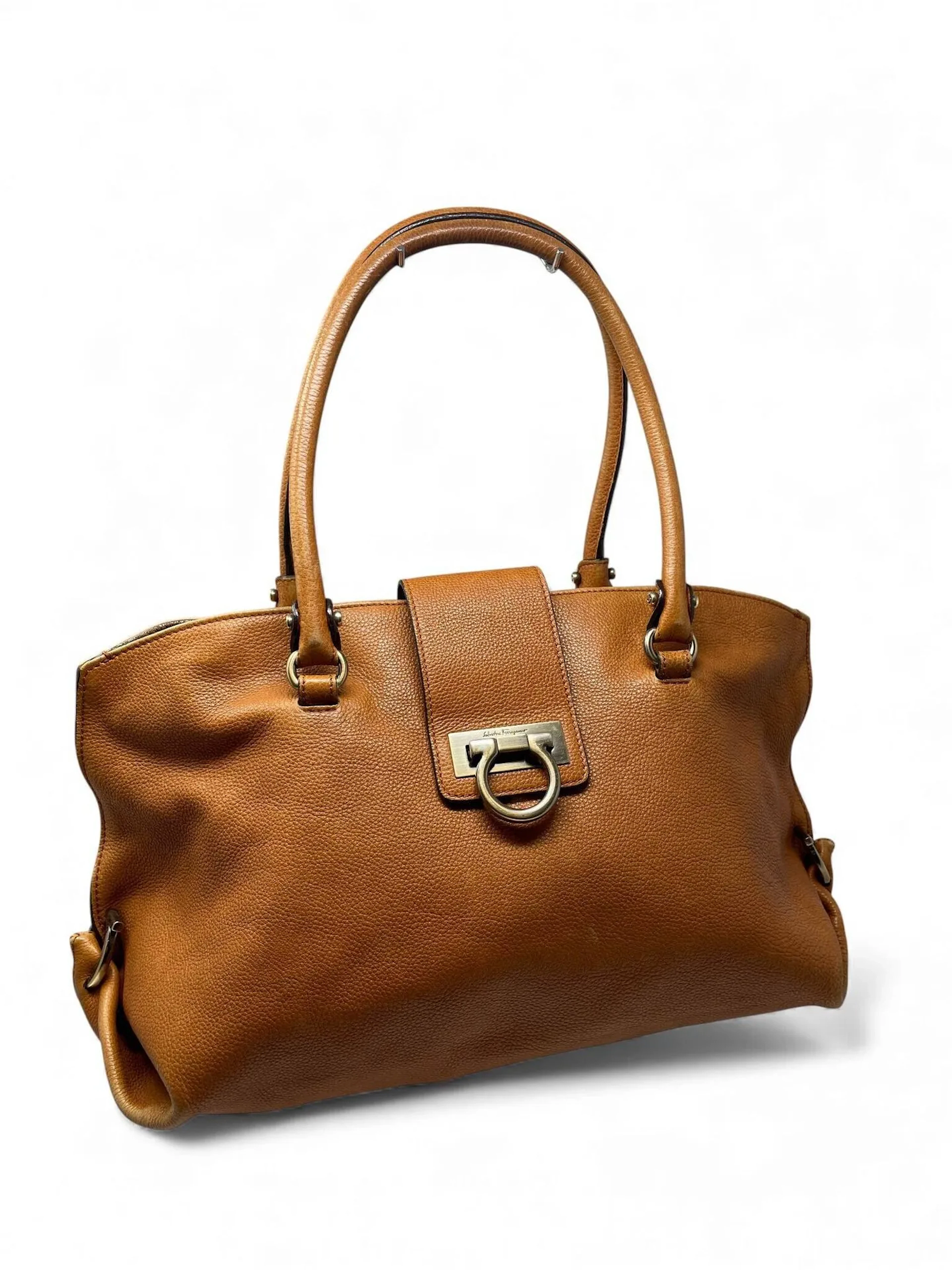 SALVATORE FERRAGAMO Sac porté épaule en cuir grainé camel modèle "Sofia", garniture en métal argenté. Fermeture sur rabat par loquet. 42 x 26 x 18 cm Usures au cuir et traces de crayon