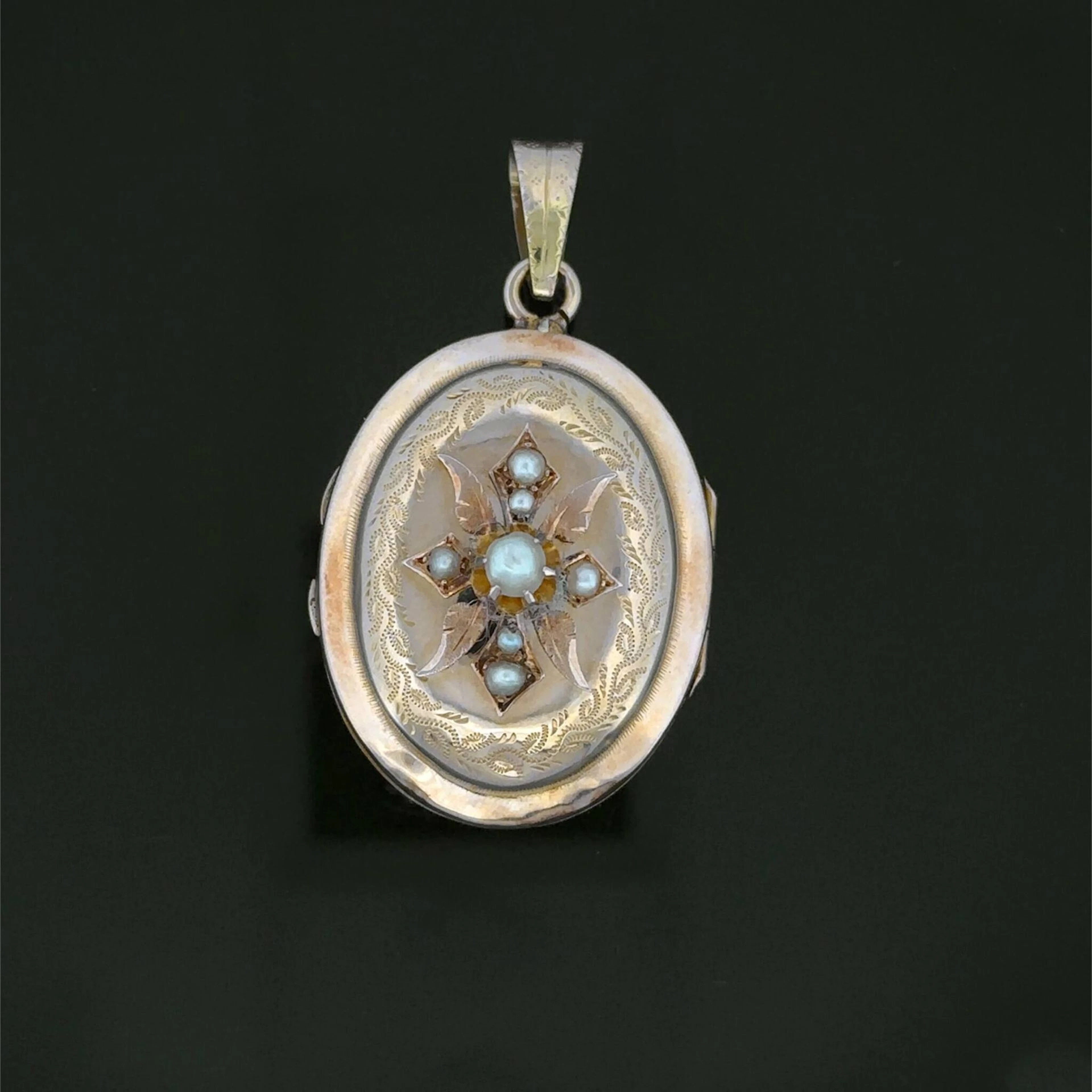 Oval keepsake pendant in chiseled rose gold (750), adorned w - Lot 315